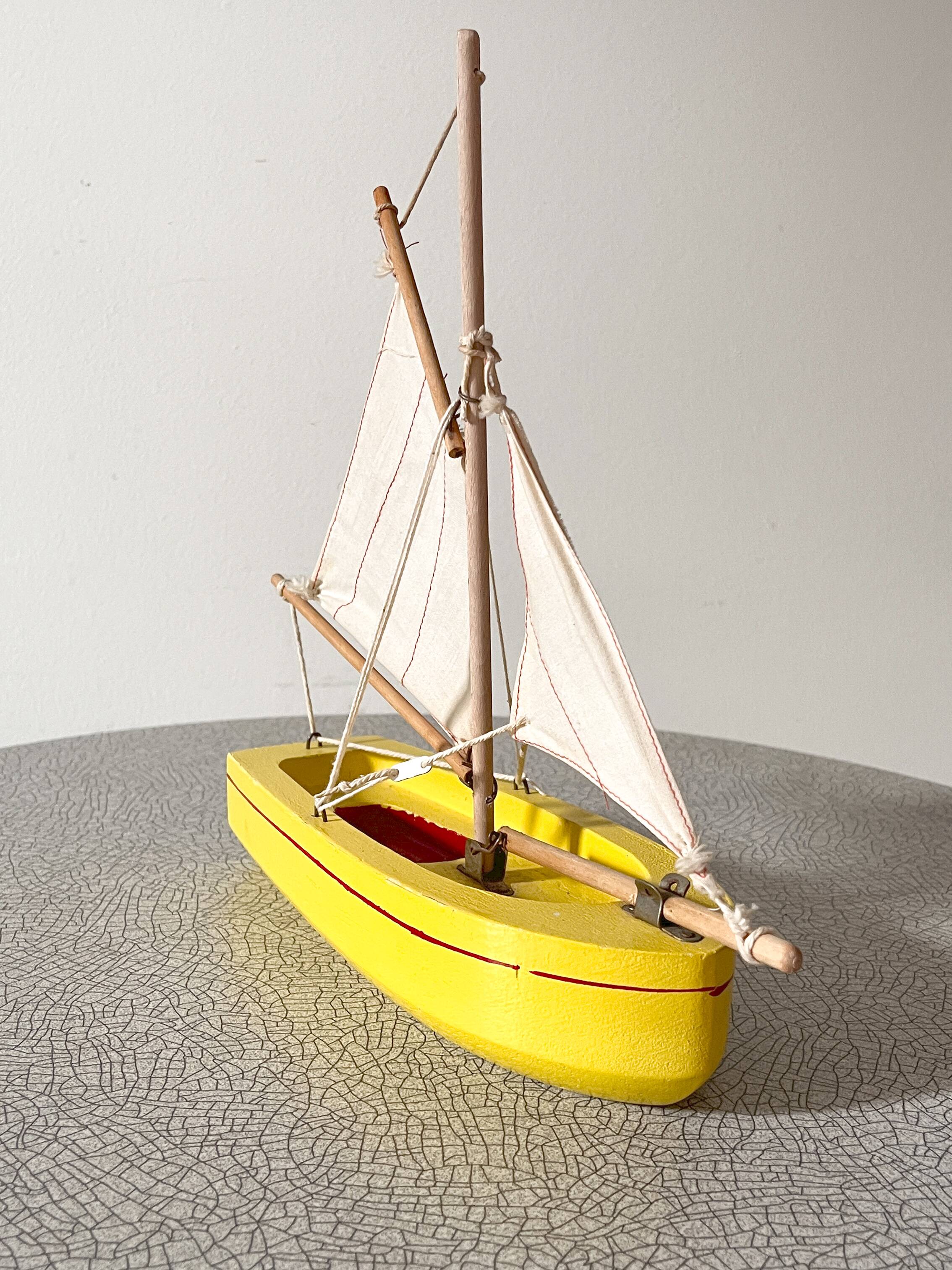 Wooden pond yacht from the English brand Star'Yacht Birkenhead.