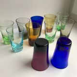 Ensemble de 11 verres à liqueur en verre coloré années 70