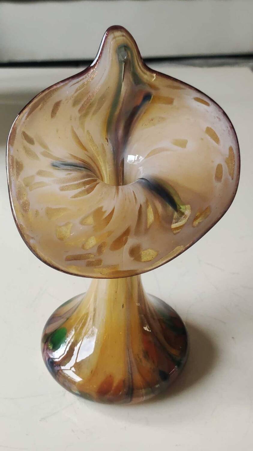 Murano glass soliflore vase Volubilis. Floral shape/Corolla. Polychrome speckles. Gold glitter inclusions. Height 21 cm