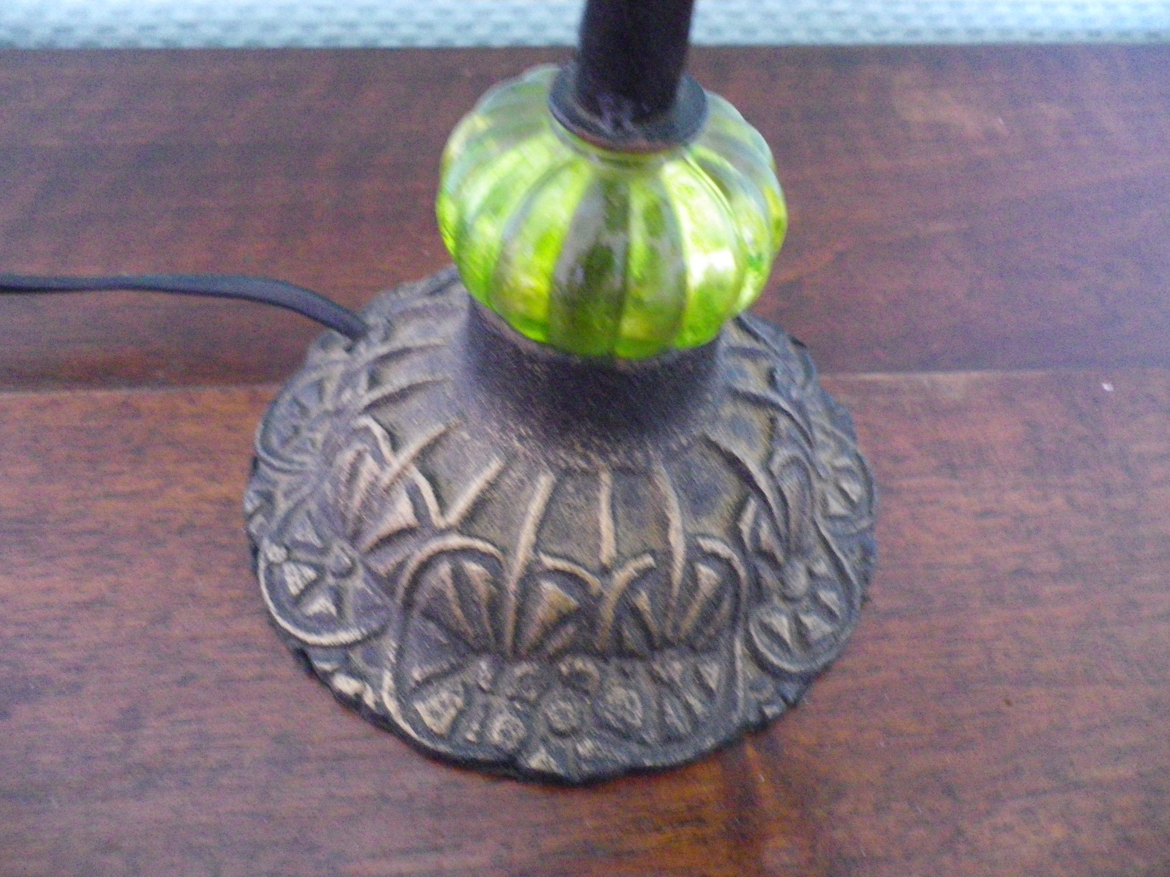 Lampe à poser, pied en fonte et abat jour en perles années 60