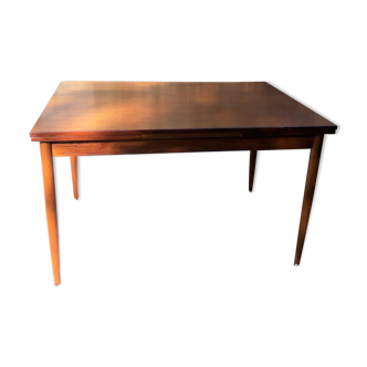 Extendable teak table