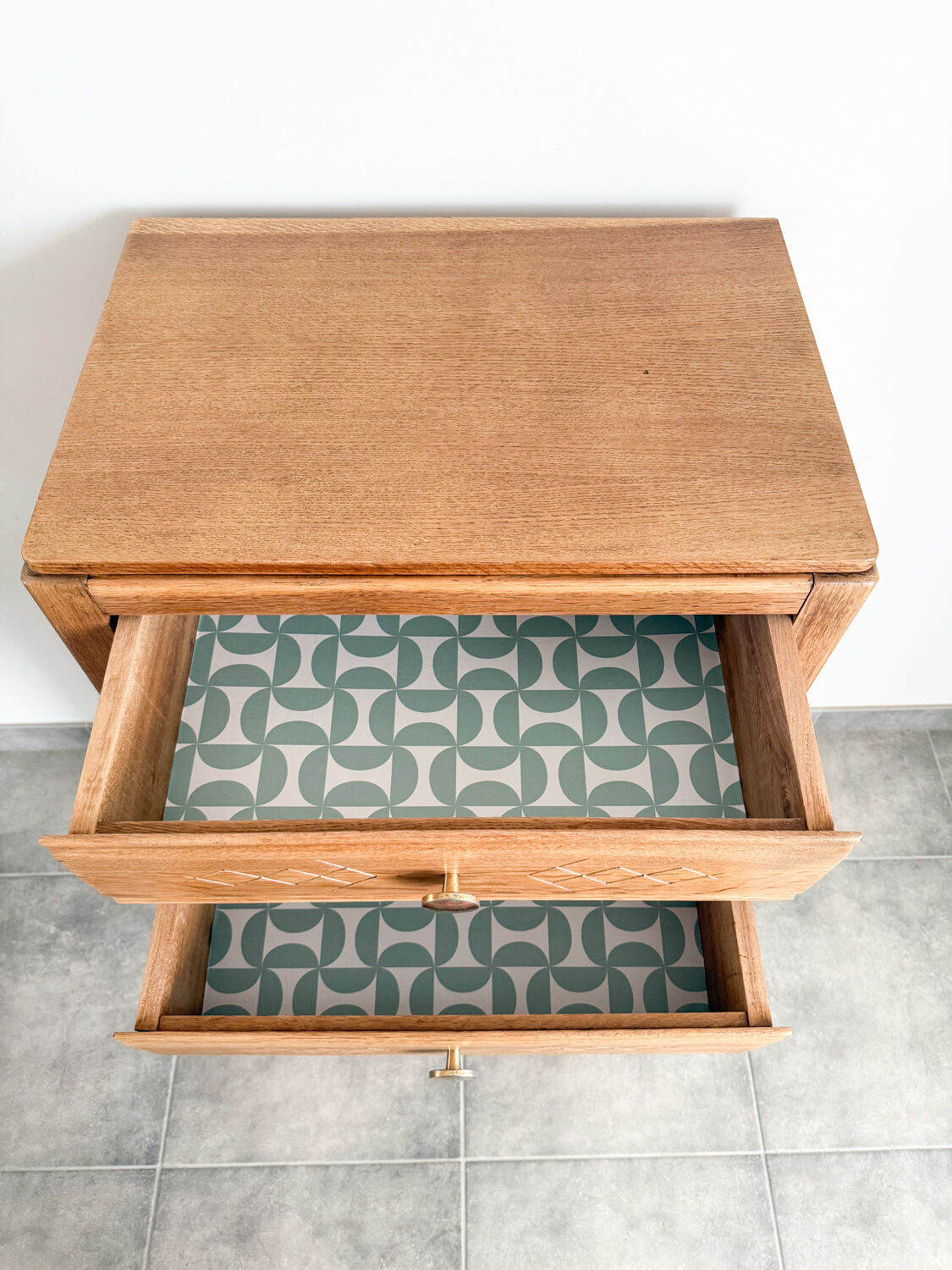 Oak chest of drawers with 5 drawers