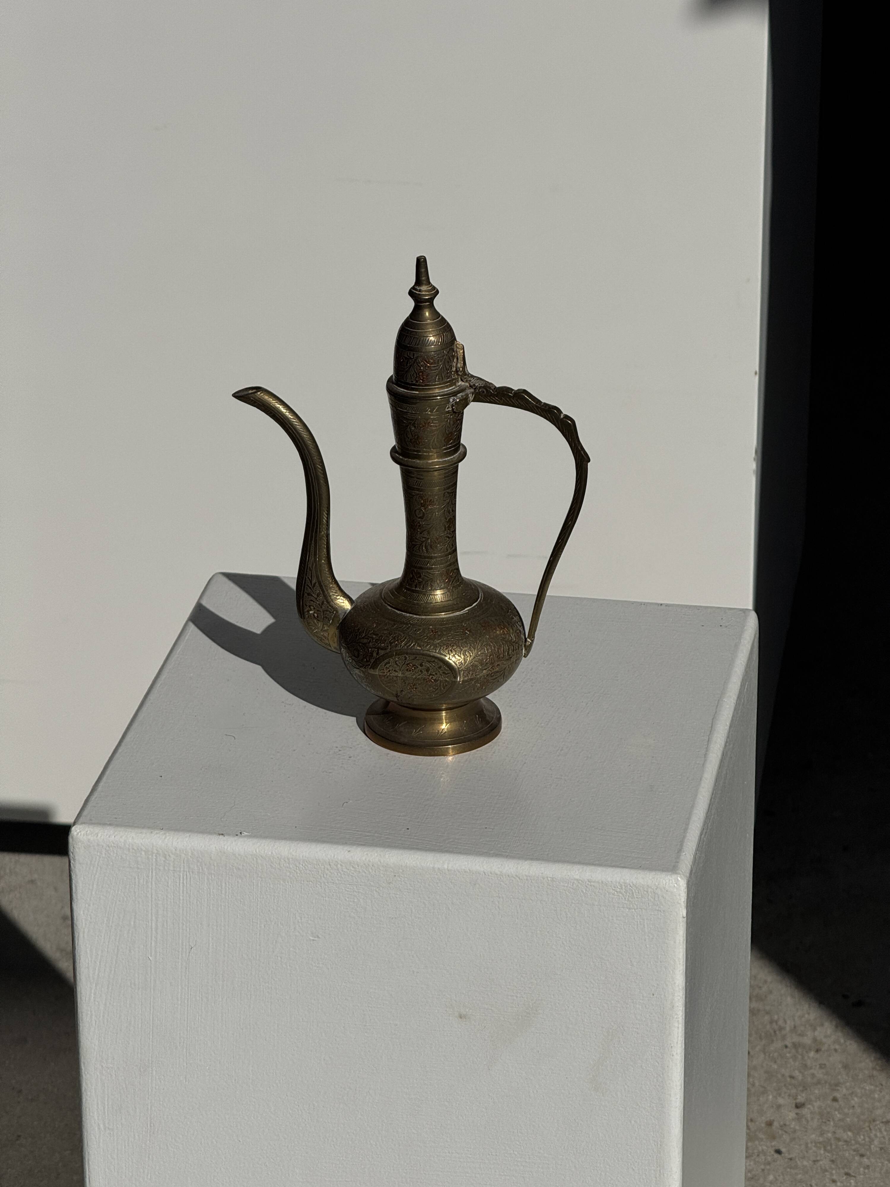 Verseuse gravée orientale en laiton doré H22