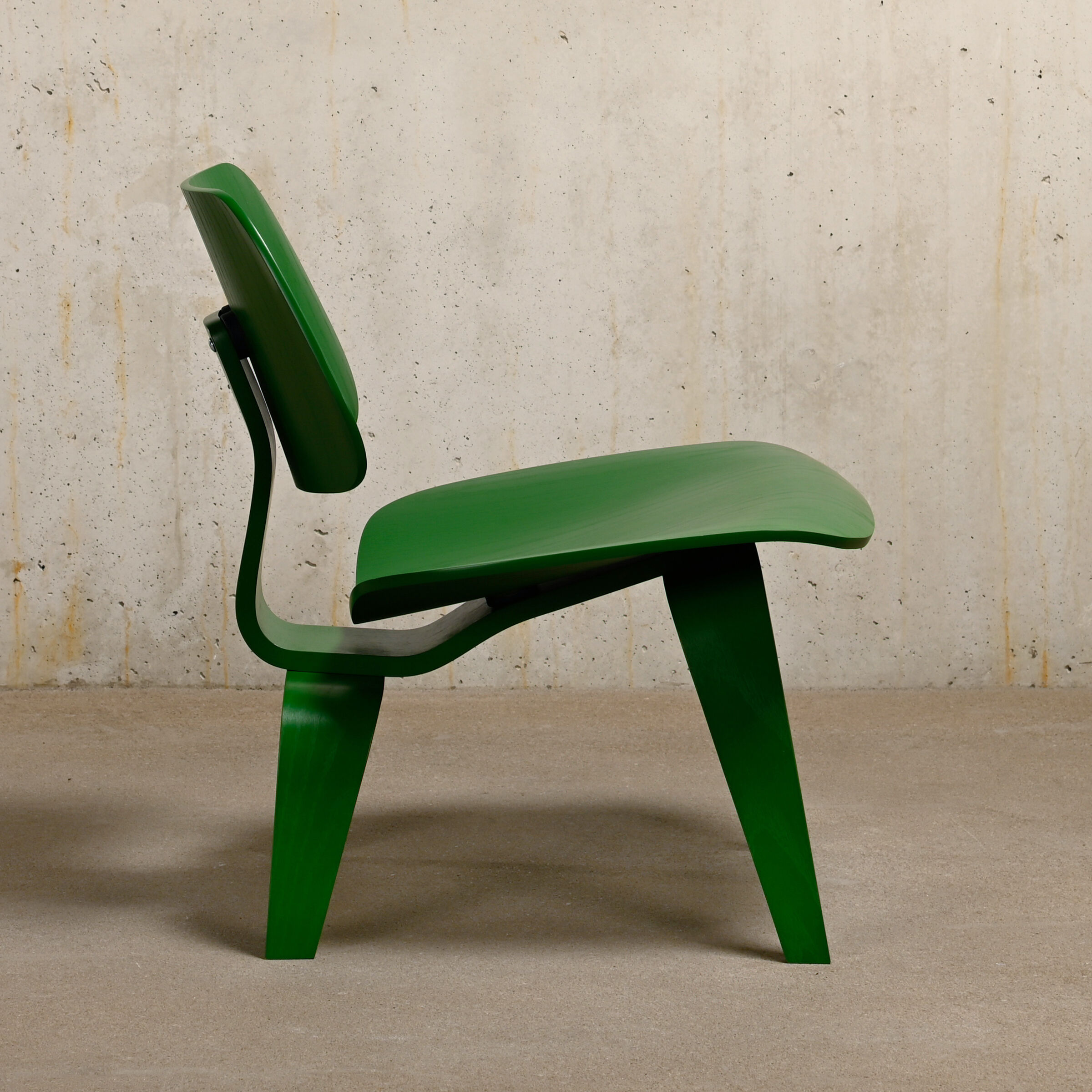 Chauffeuse Charles & Ray Eames LCW HAY collection pour Herman Miller