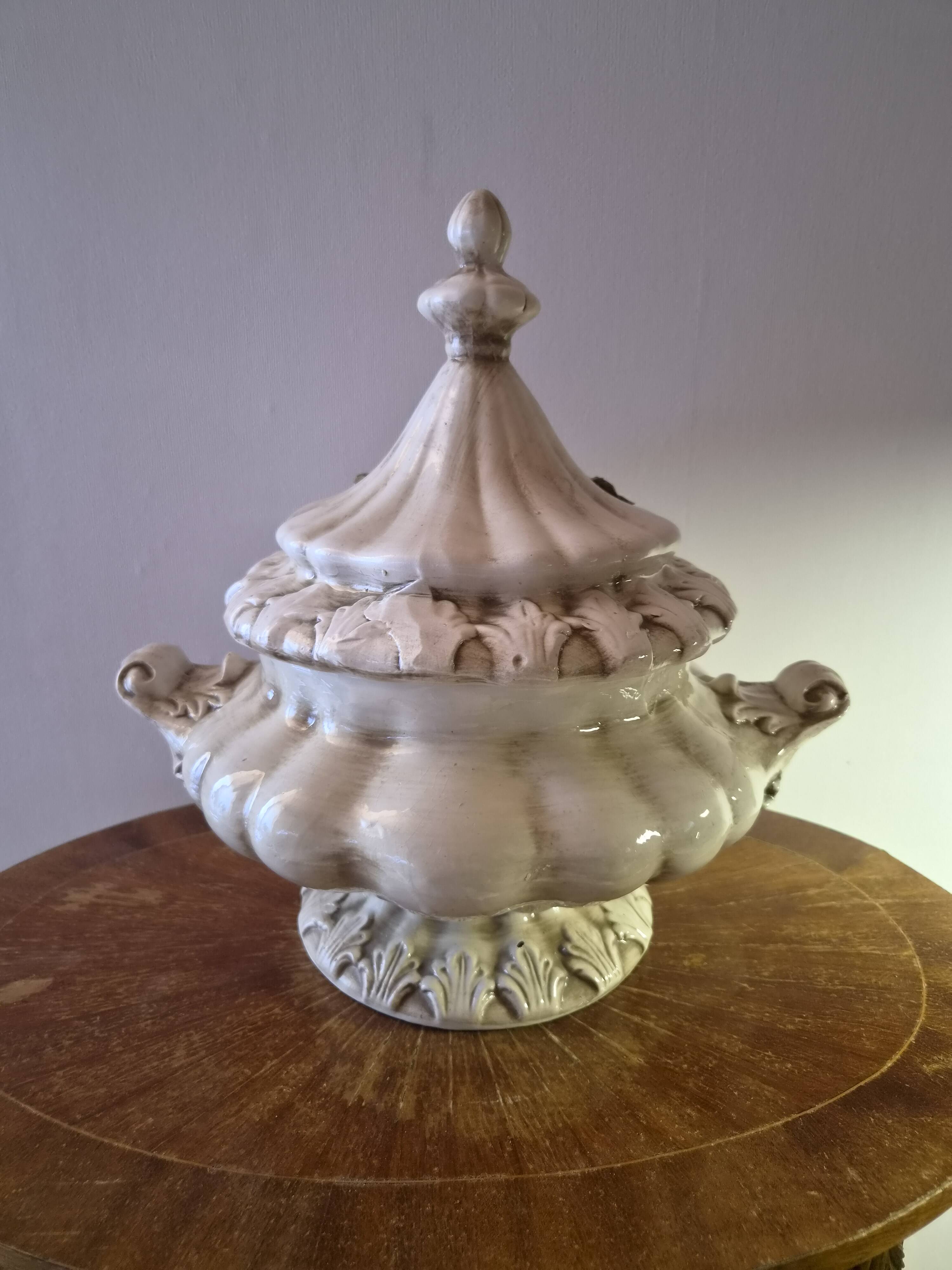 Covered soup tureen in Italian ceramic — Capodimonte style, applied roses.