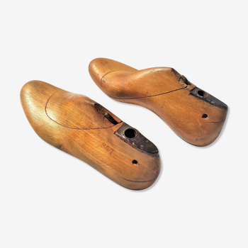 Paire de forme pied homme de cordonnier en bois et fer ancien taille 38