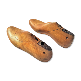 Pair of shoemaker's man's foot shape in wood and old iron size 38