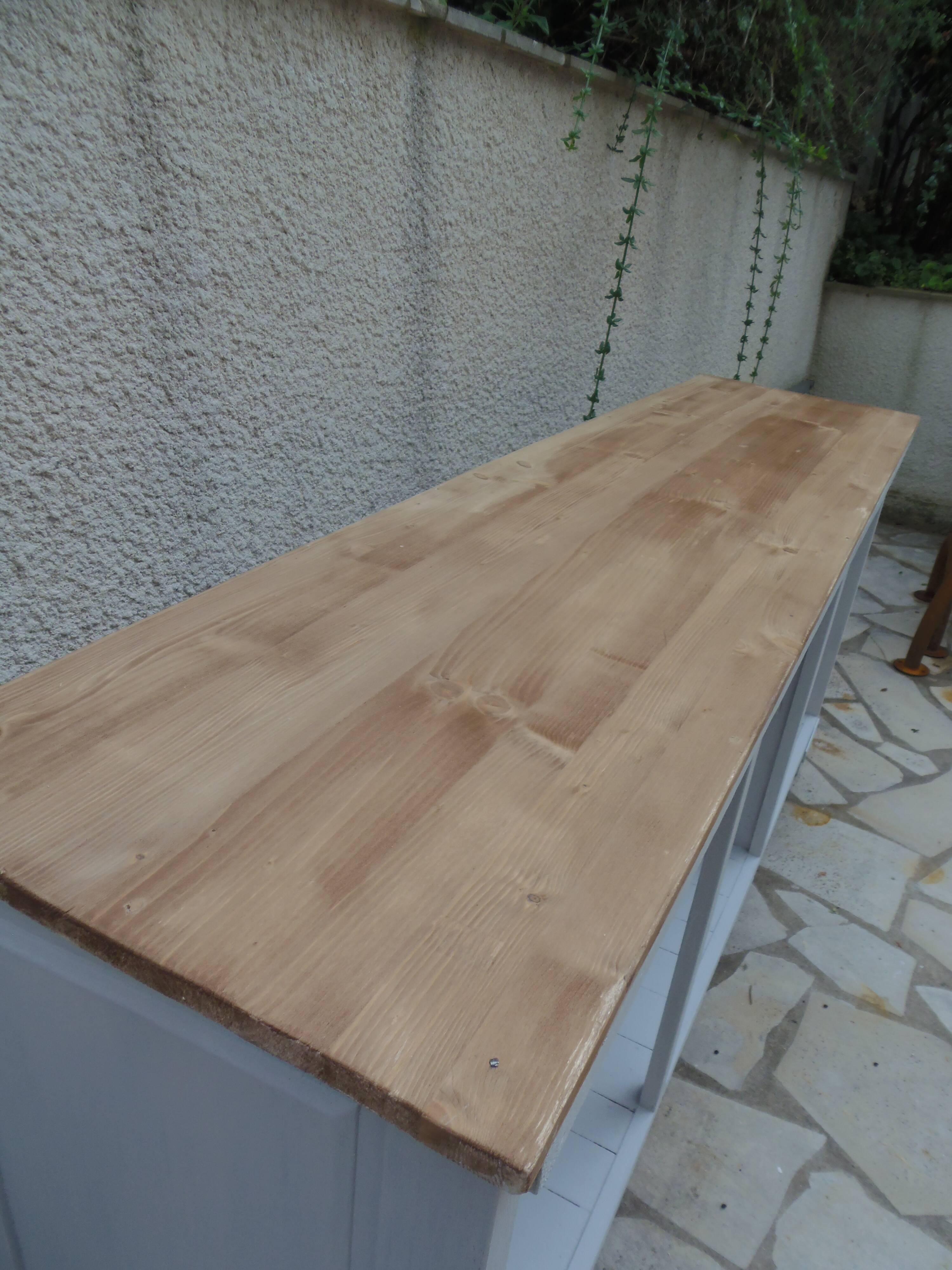 Meuble de métier patiné gris perle, plateau bois.