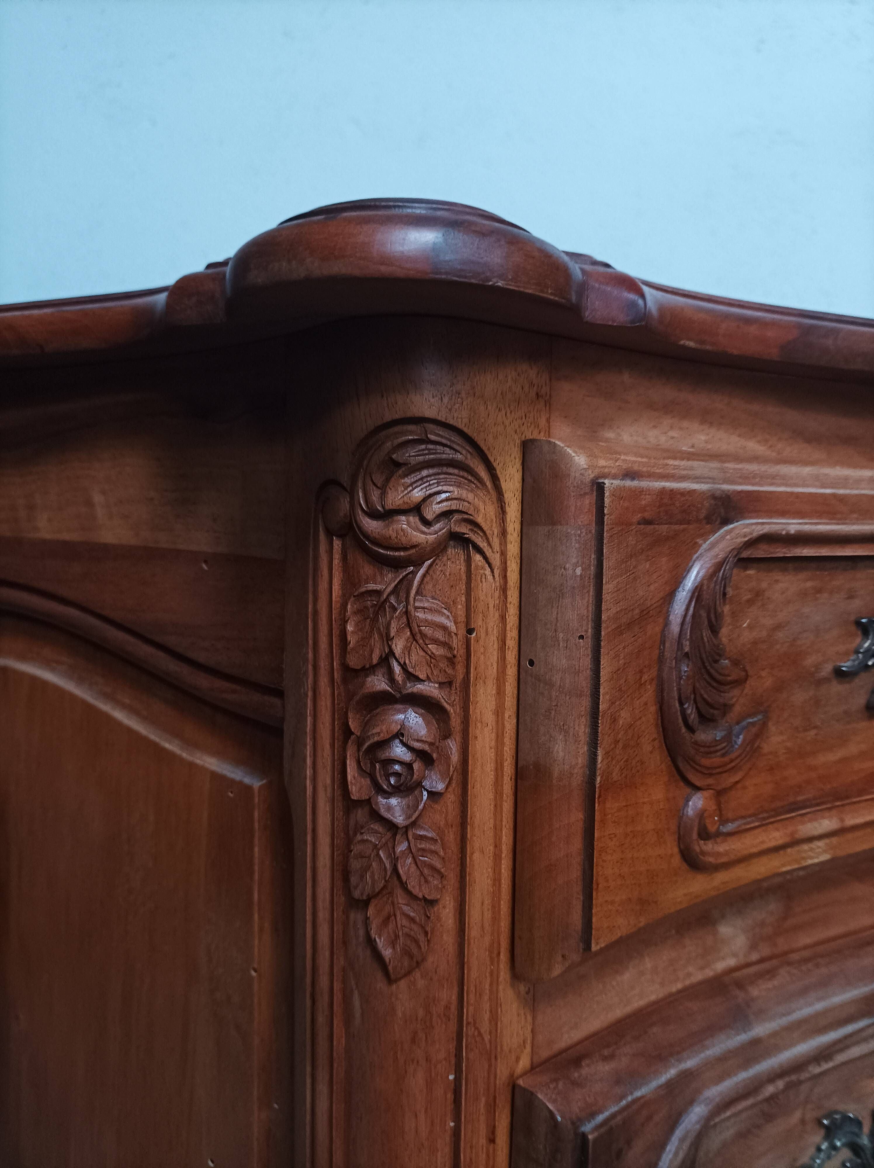 Commode Rocaille en noyer sculpté XXème