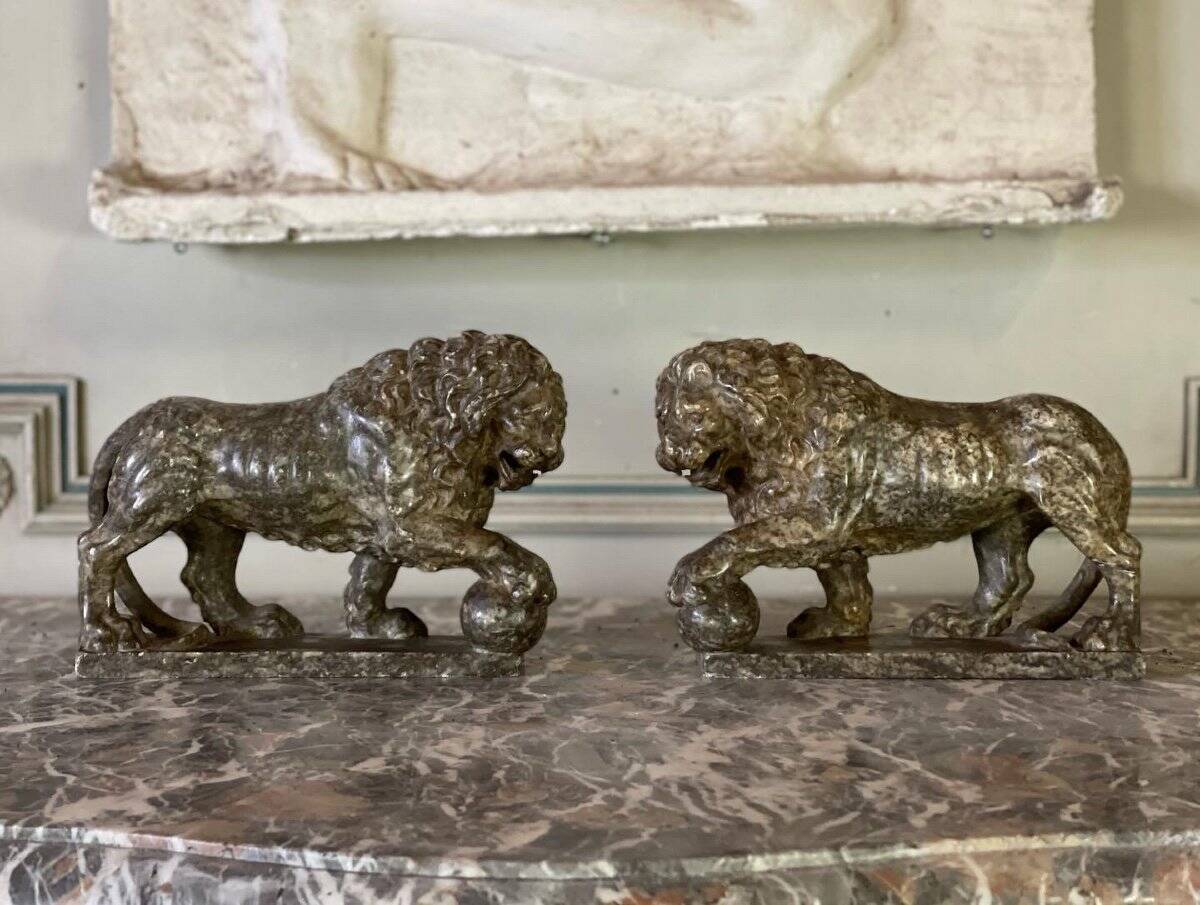 Pair of Medici lions in alabaster, Italy 19th century