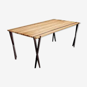 Table design hêtre multiligne et acier noir mat