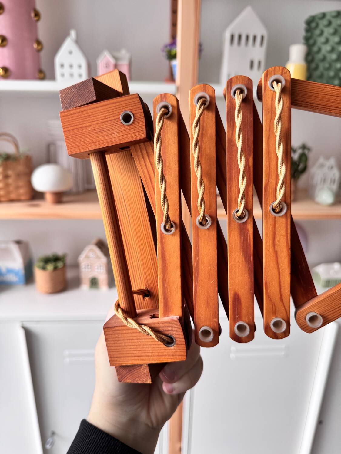 Extendable wooden wall lamp