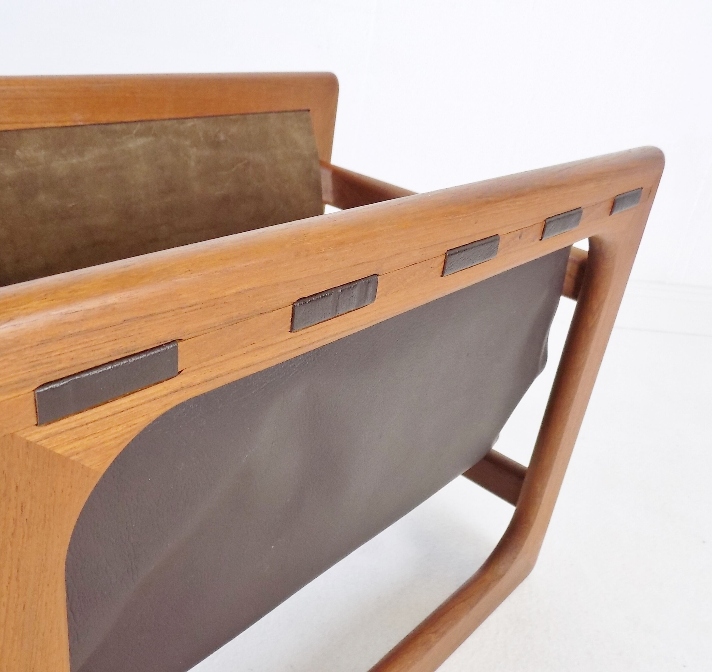 Porte-magazines en teck par Aksel Kjergaard pour Salin Mobler