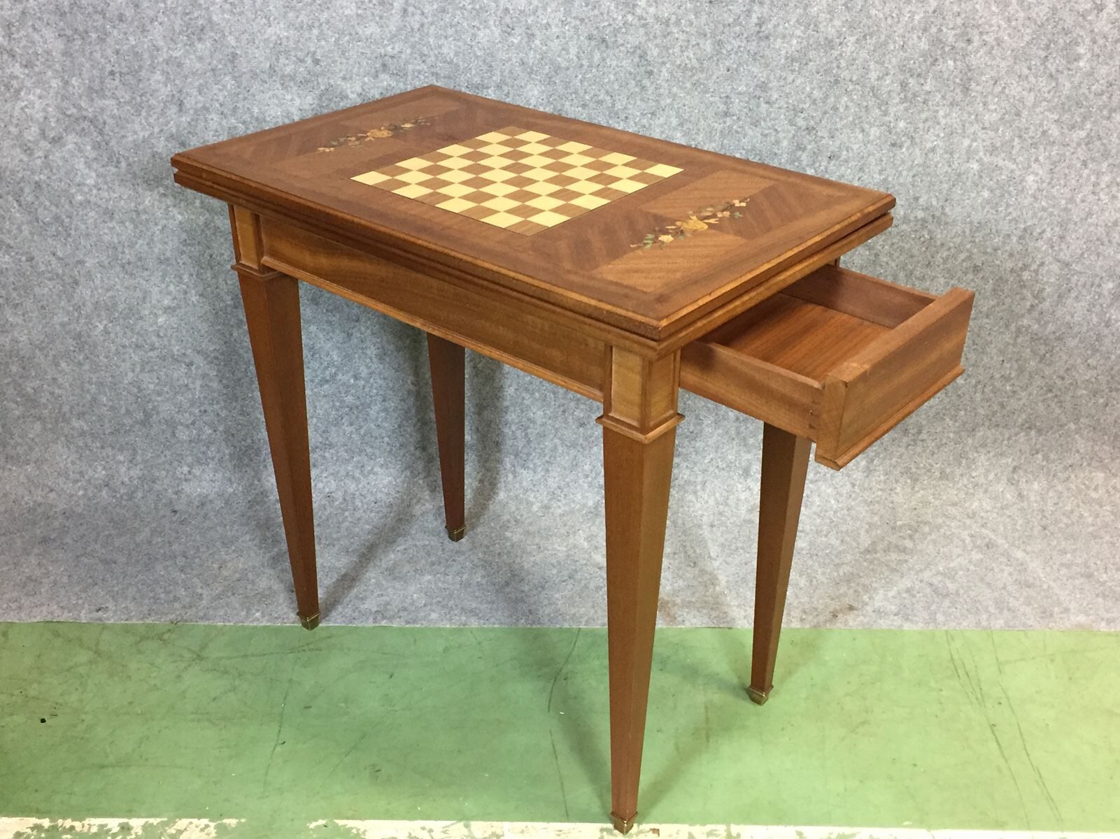 Table à jeux des années 50 en marqueterie
