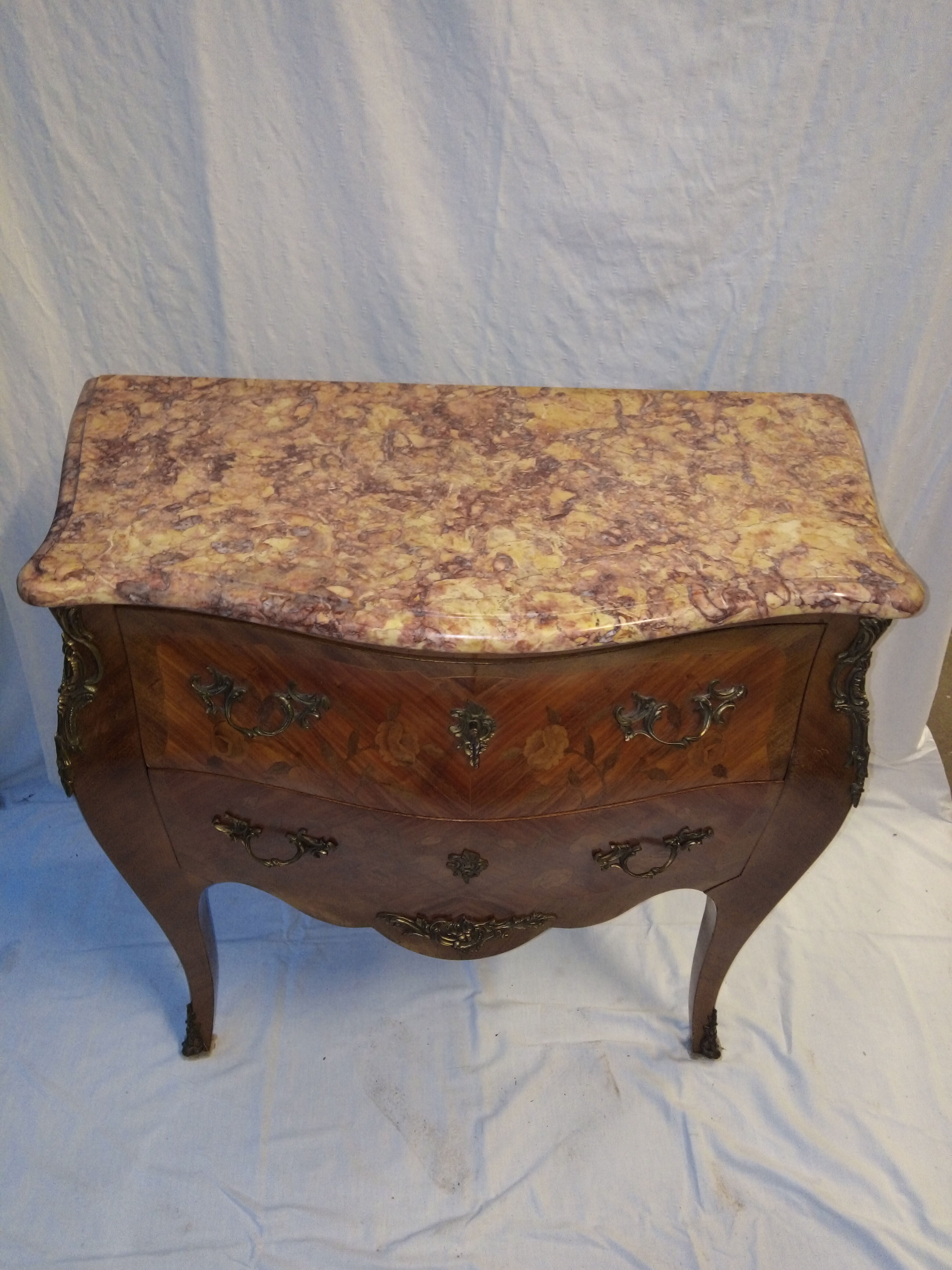 Comfortable curved Louis XVI style rosewood marquetry
