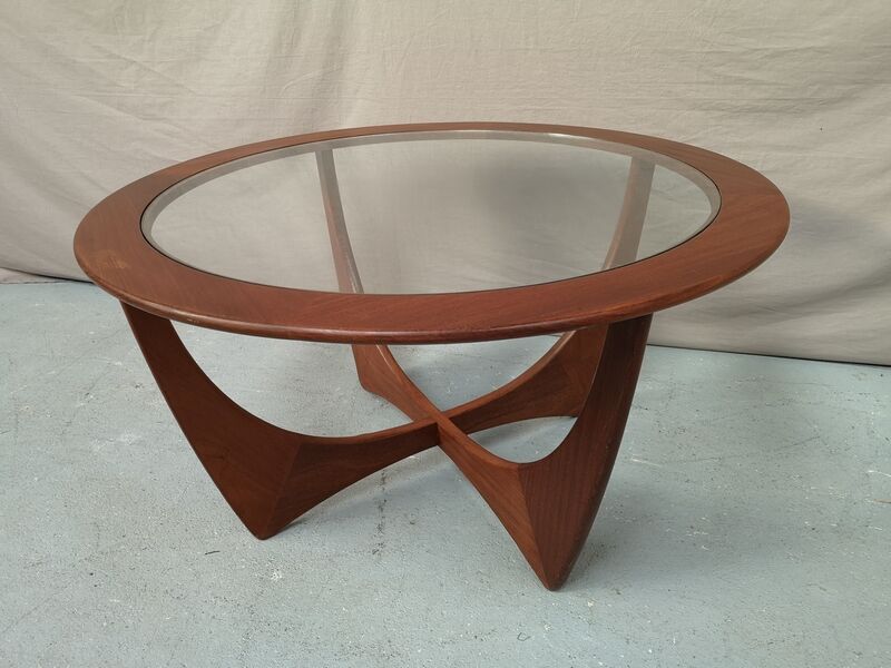 Astro Round Vintage Table