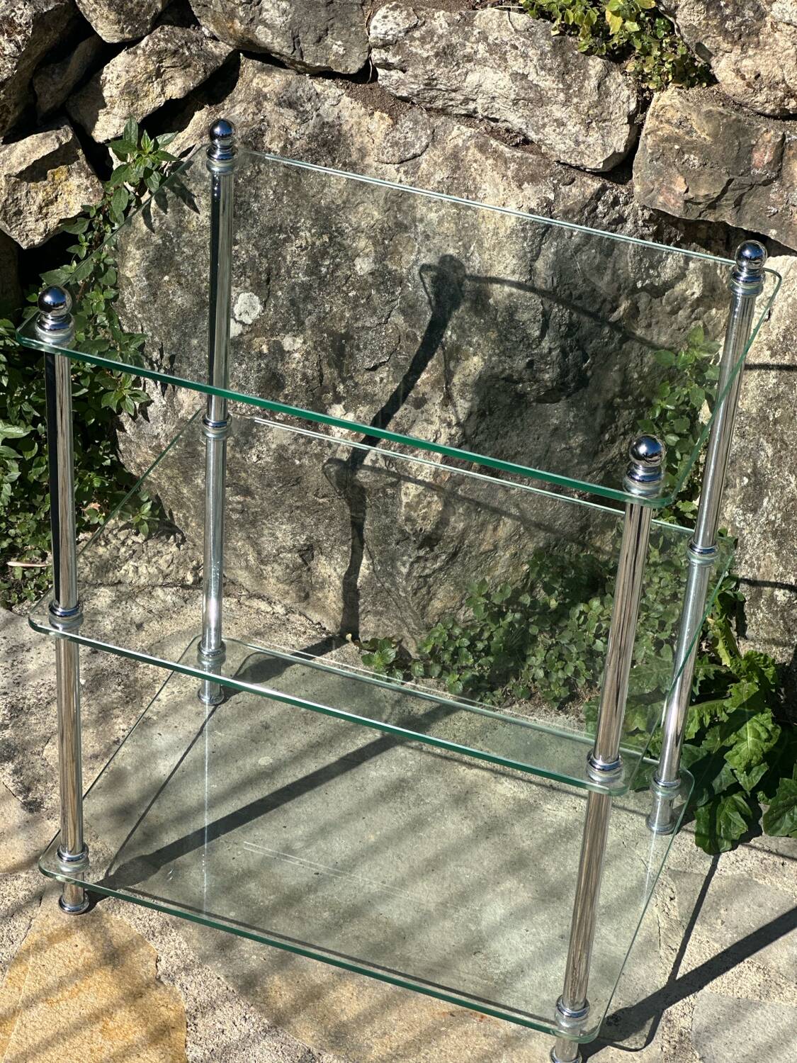 Petite étagère en verre et chrome .