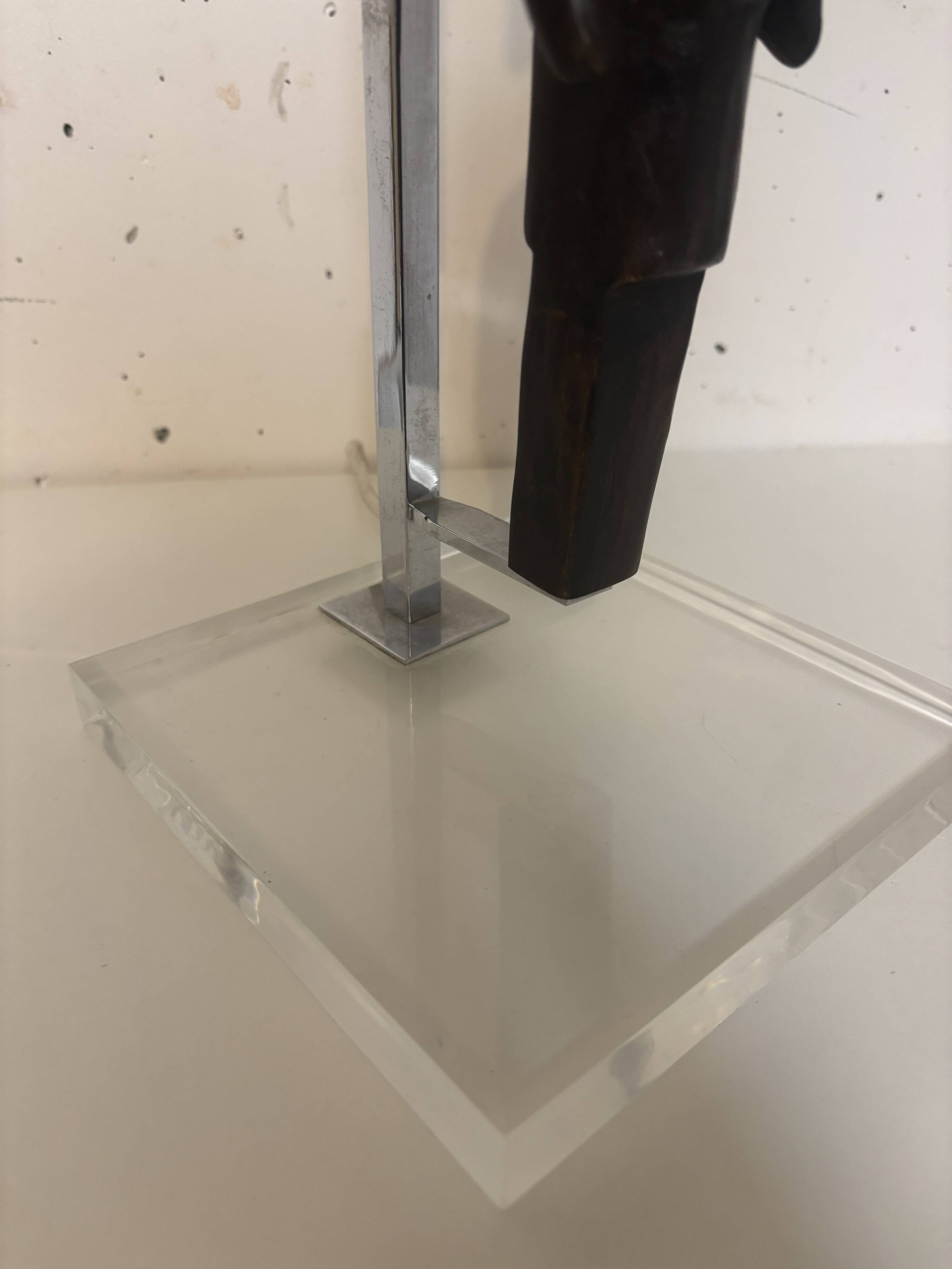 Lampe plexiglass surmontée d’un totem 1970