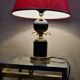 Lampe deluxe 1970 , dans le gout de p barbier , abat jour liseret or sur font rouge 44x30