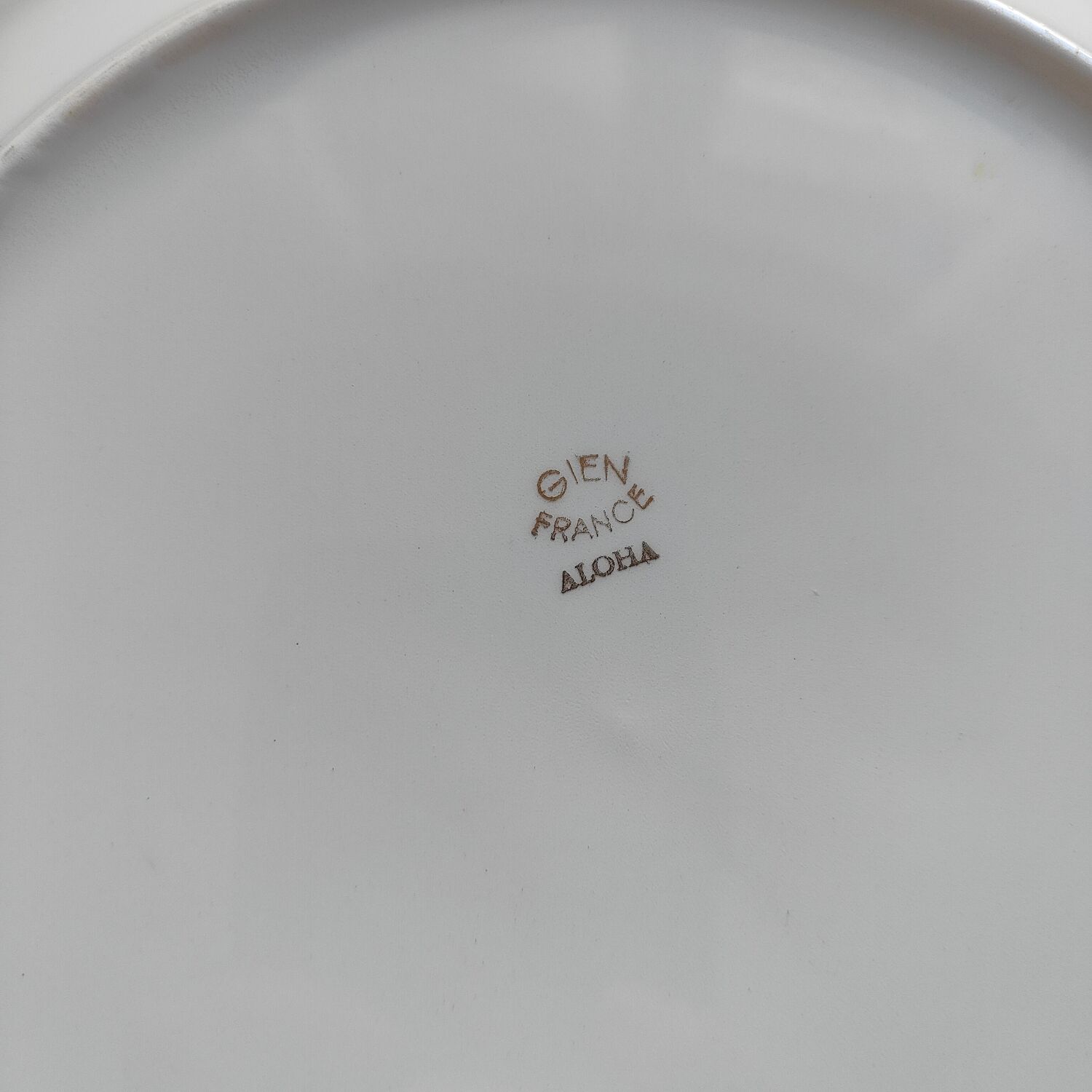 Flat round dish Gien Aloha