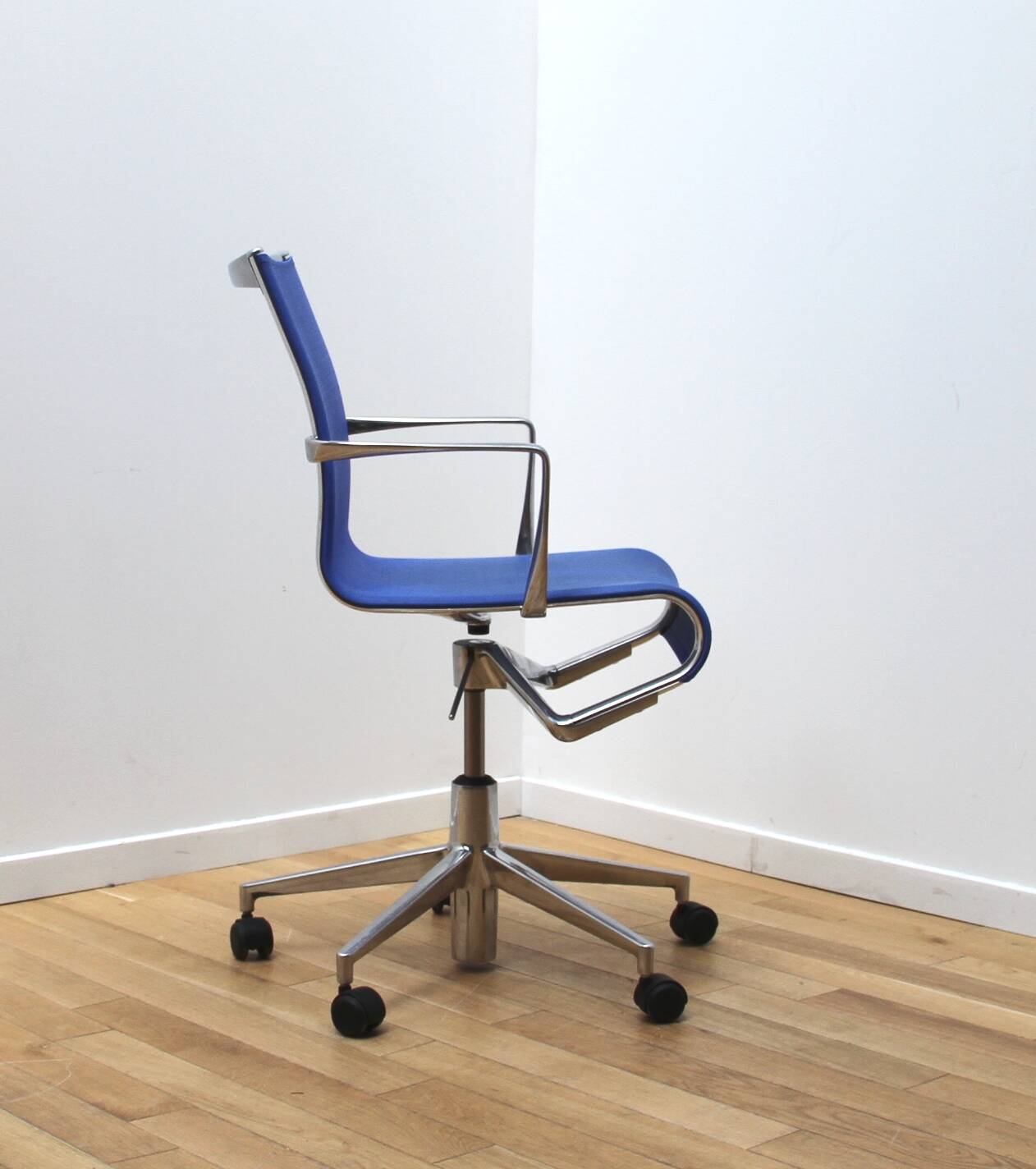 Suite of 8 RollingFrame office chairs, Alias