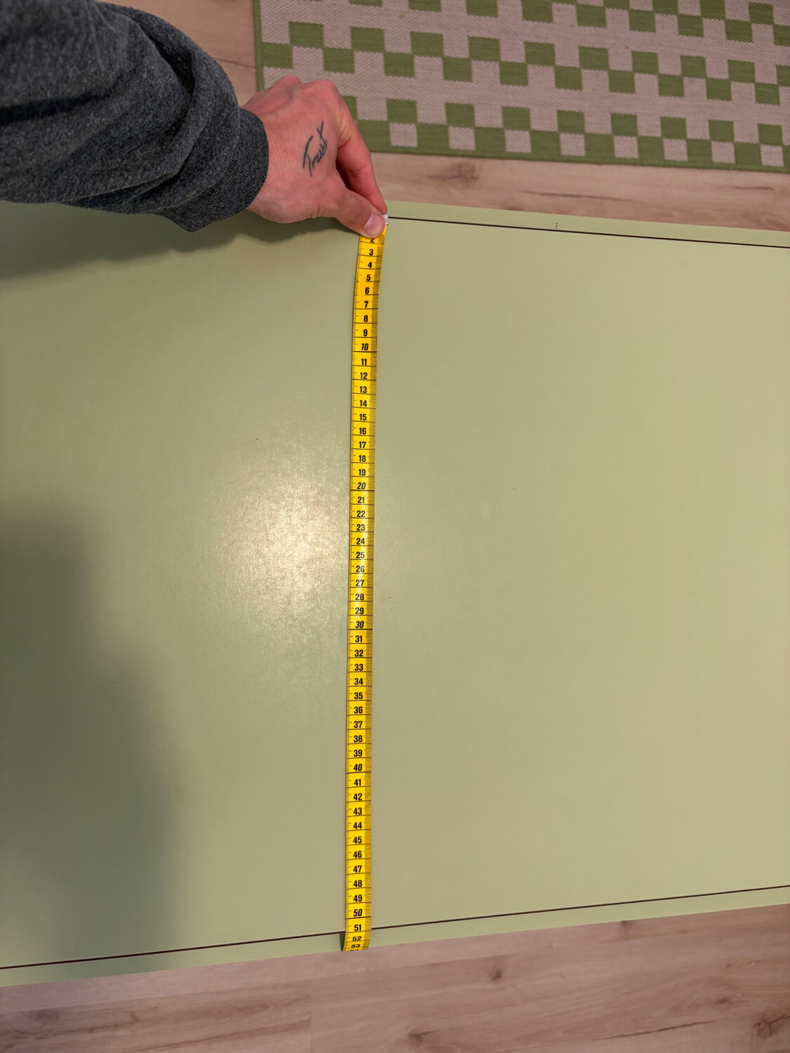 Round extendable folding Formica table with metal legs from the 50s/60s in green.