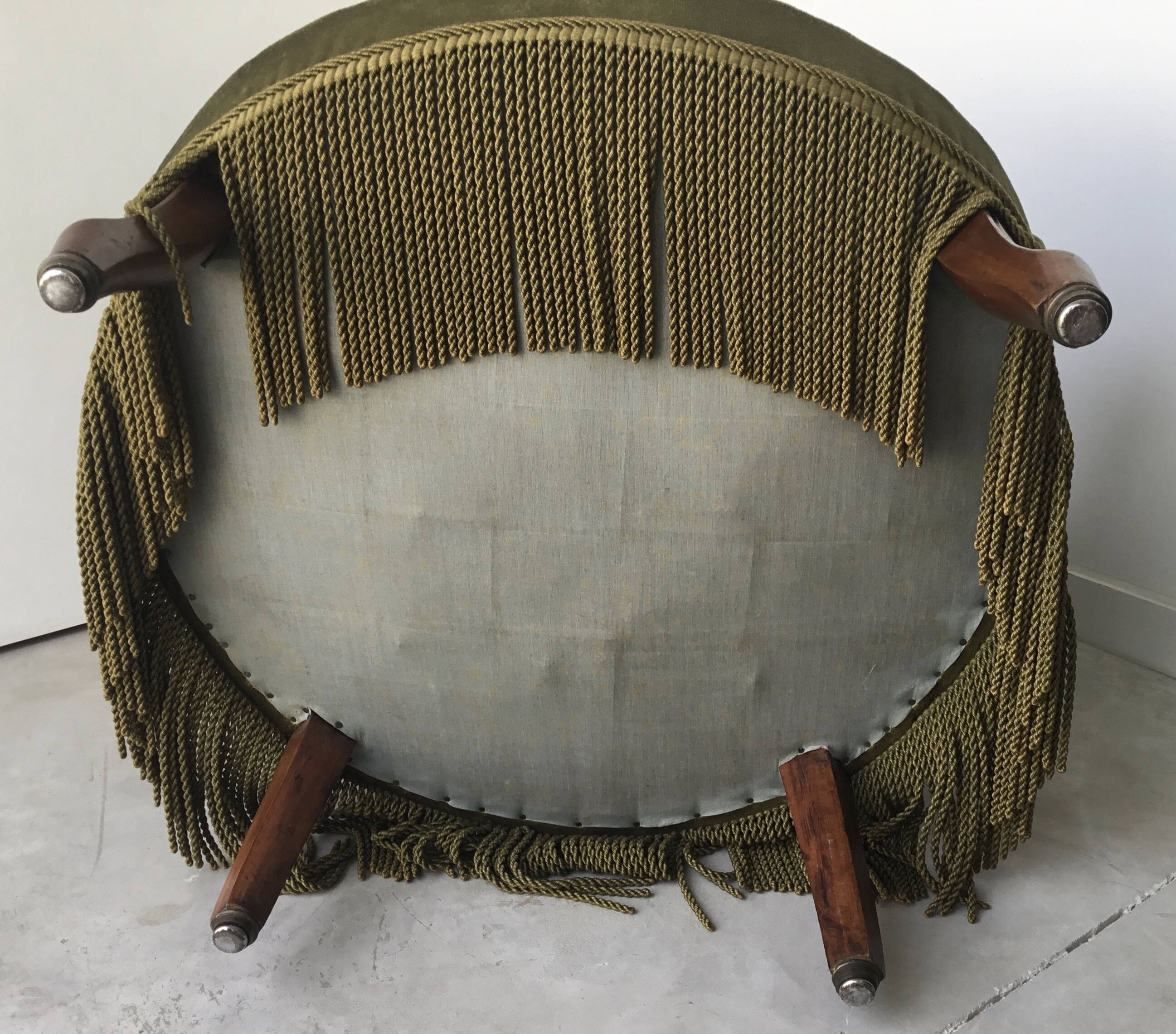 Olive green toad armchair with smooth velvet fringes.
