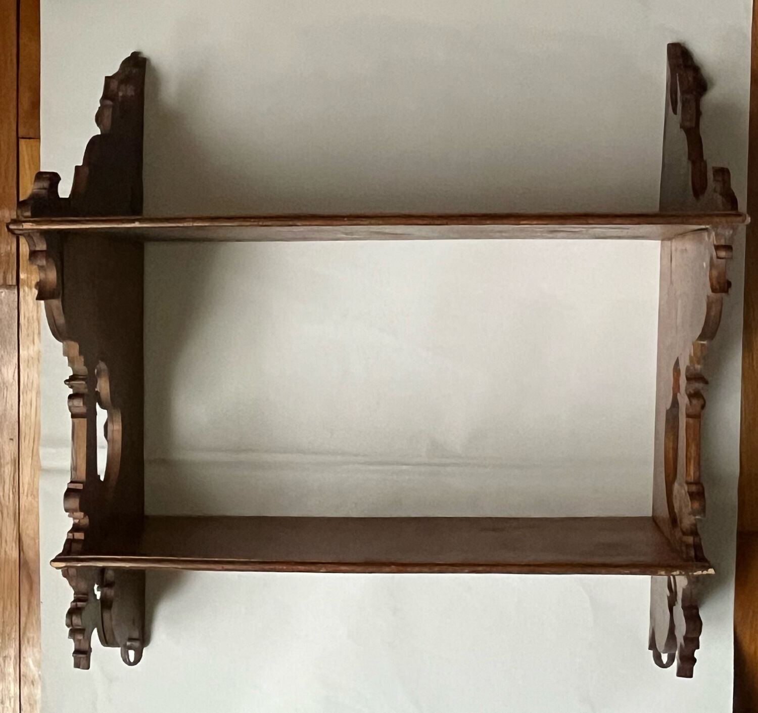 Étagère ancienne en bois sculpté