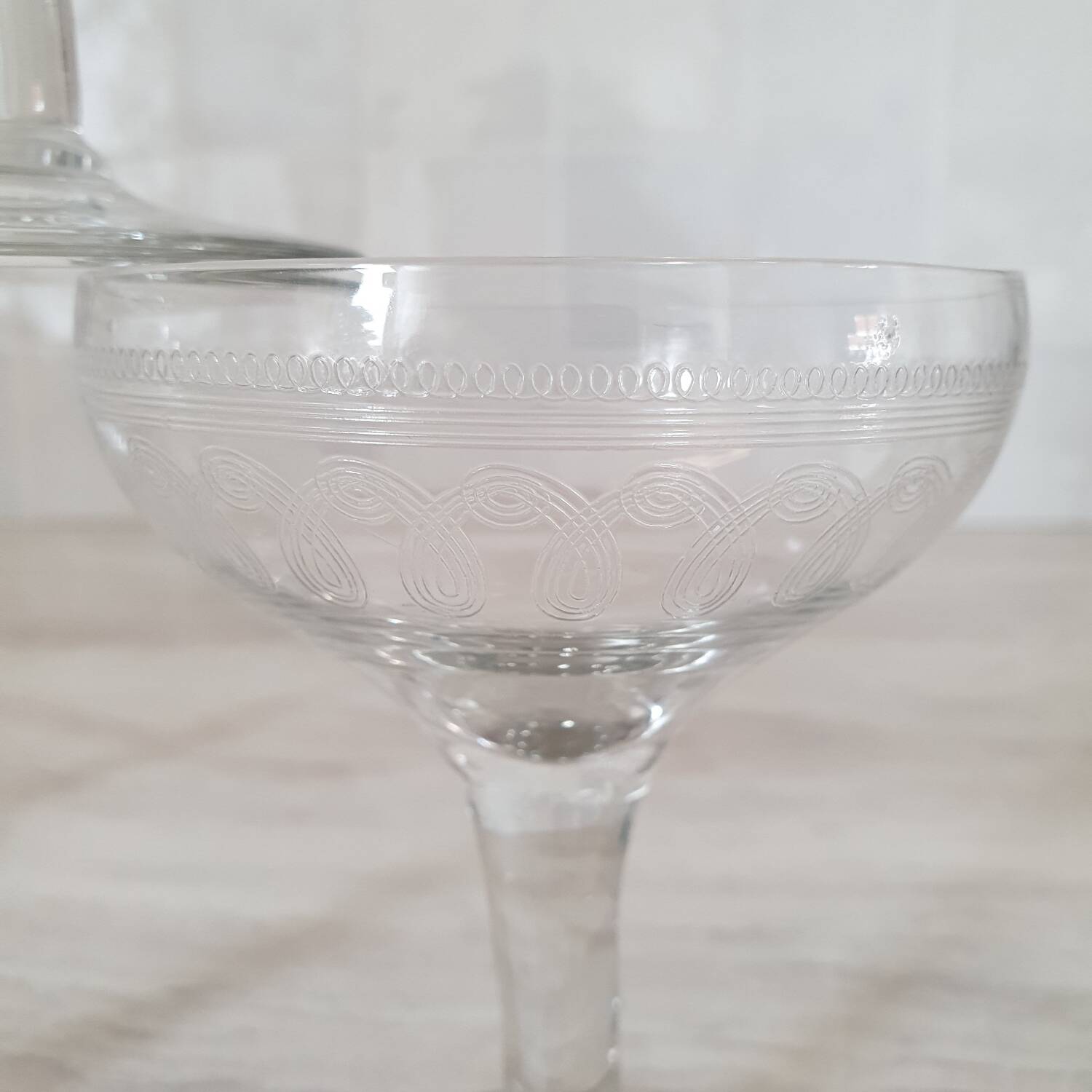 Champagne glasses in blown glass and chiseled decoration