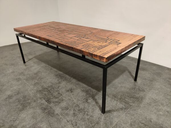 table basse moderniste en cuivre années 1970