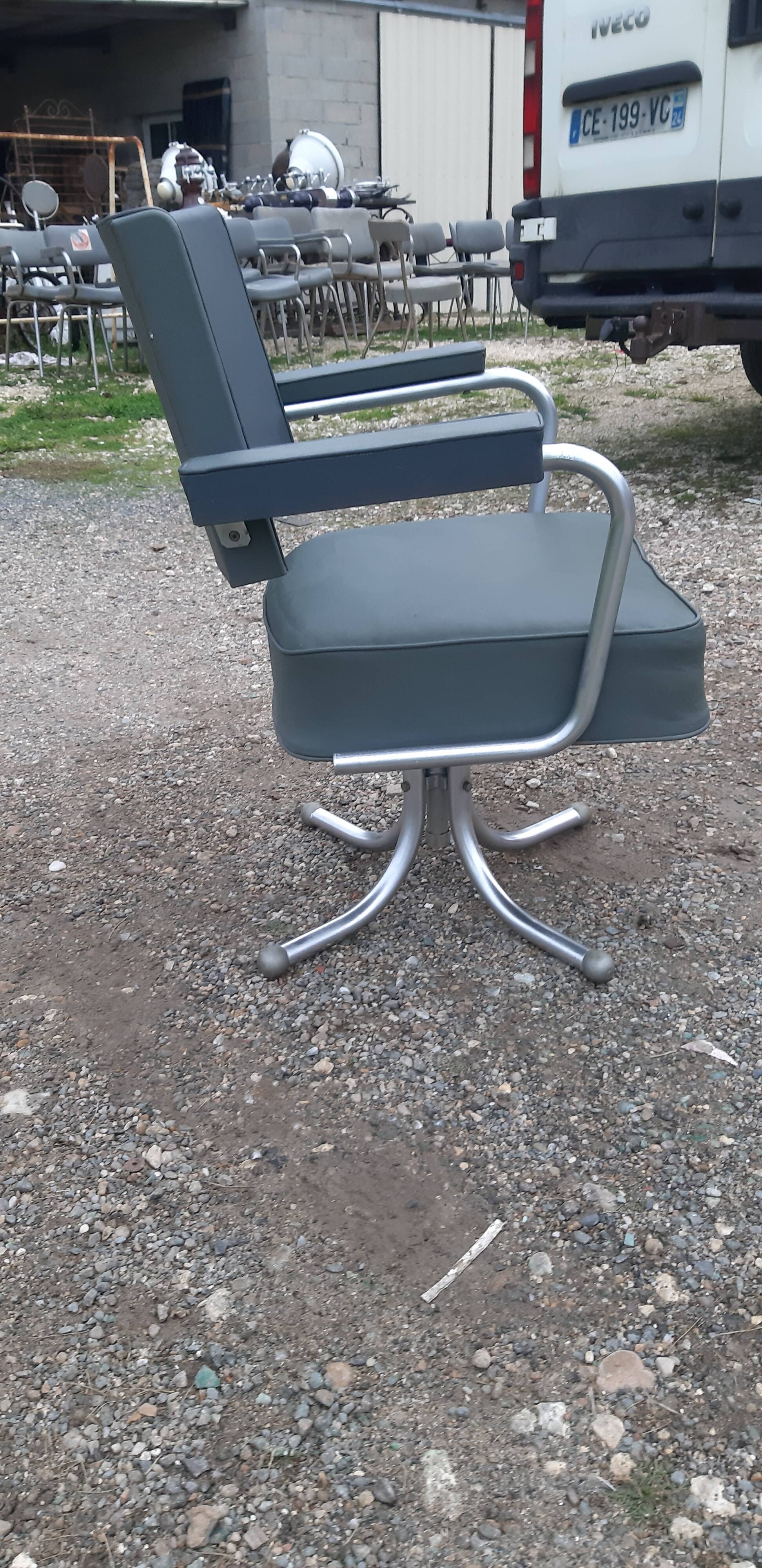 1 Pullman armchair