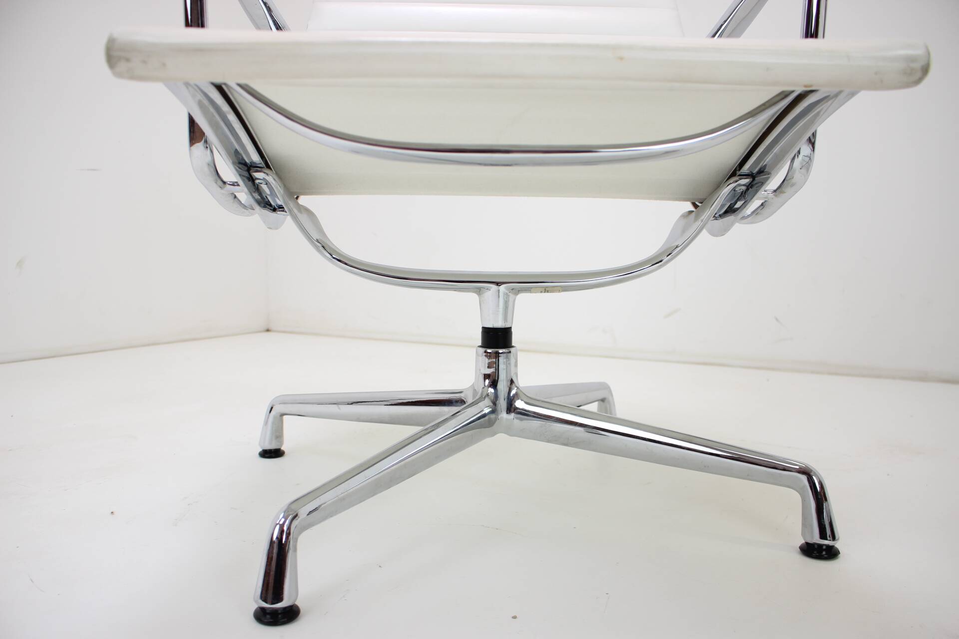 Chair by Charles & Ray Eames for Vitra, EA 107