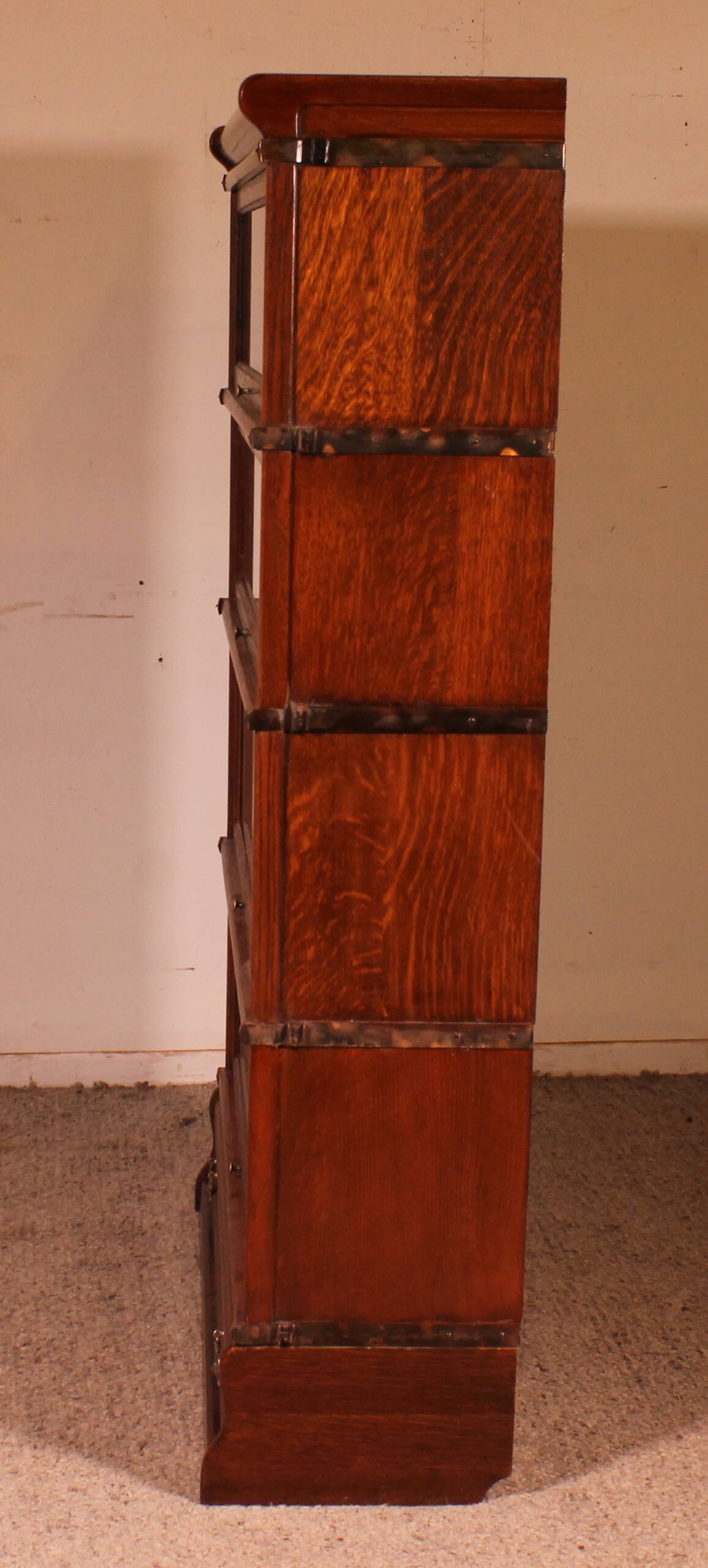 Globe Wernicke Library in oak with 4 pieces and drawers.