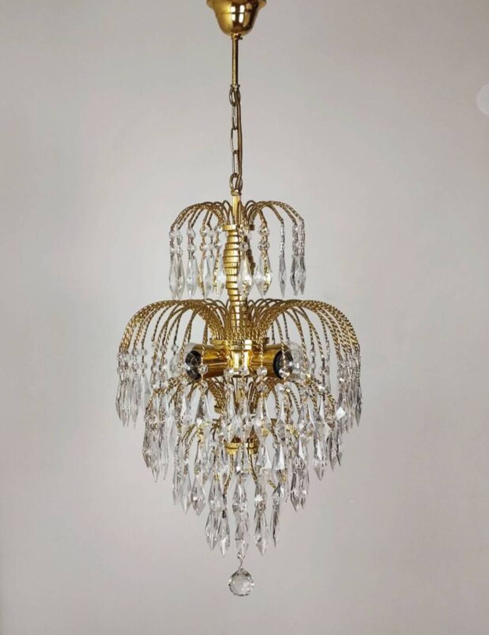 Chandelier with cascading pendants
