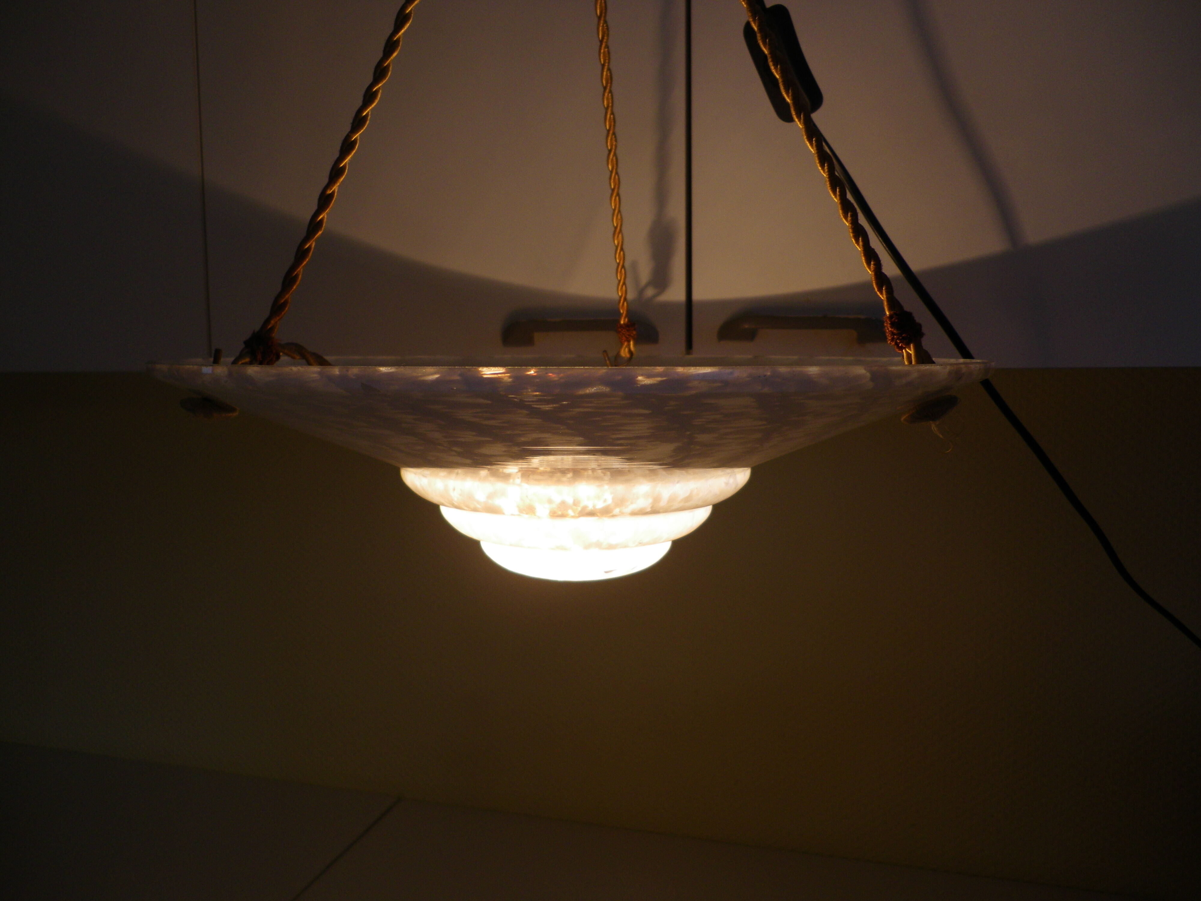 Suspension en opaline blanche  années 1940