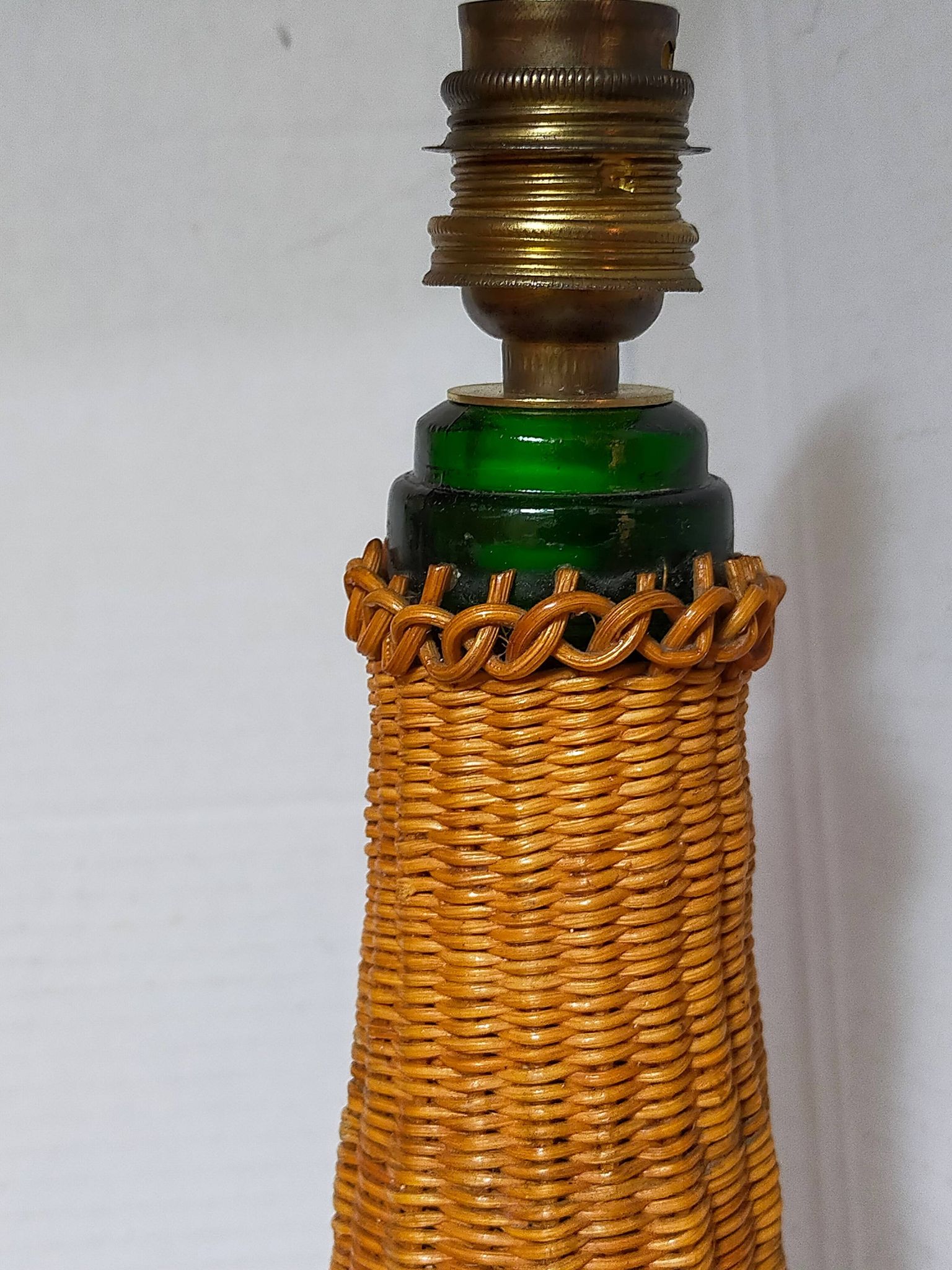 Pied de lampe bouteille XL habillée de rotin années 50