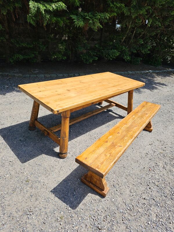 Table brutaliste et banc