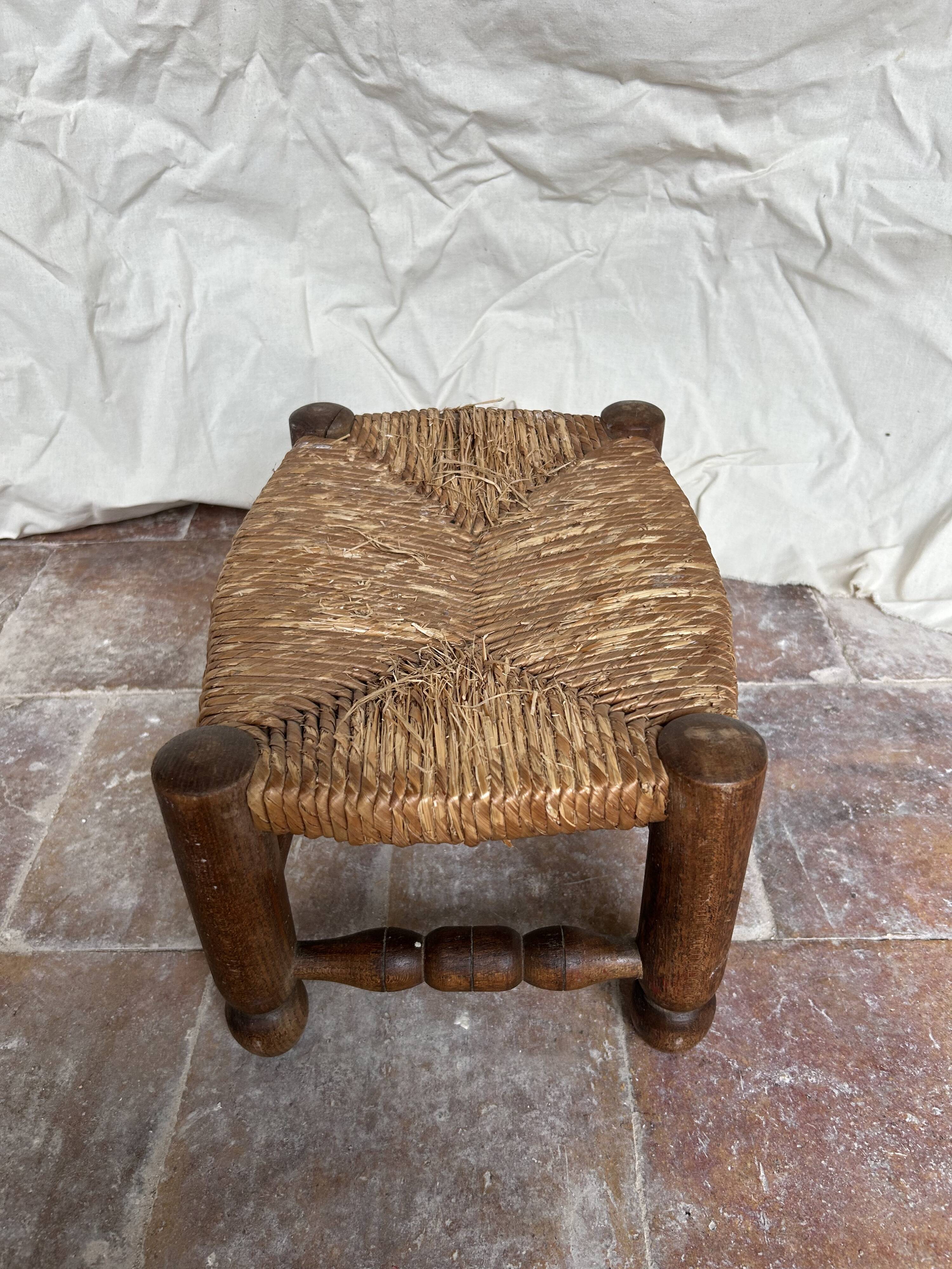 Rustic footrest made of wood and straw