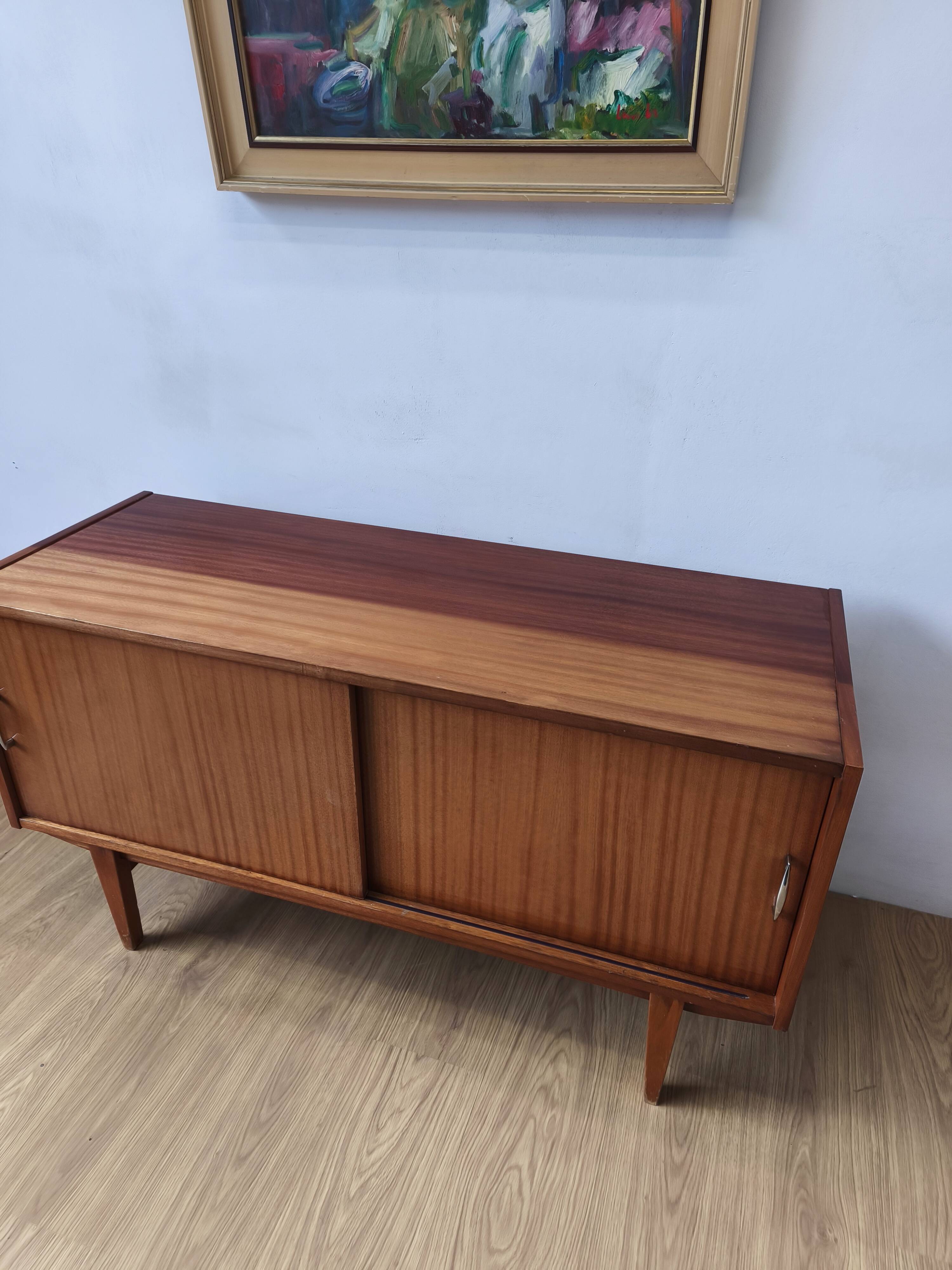 Buffet moderniste des années 1970.