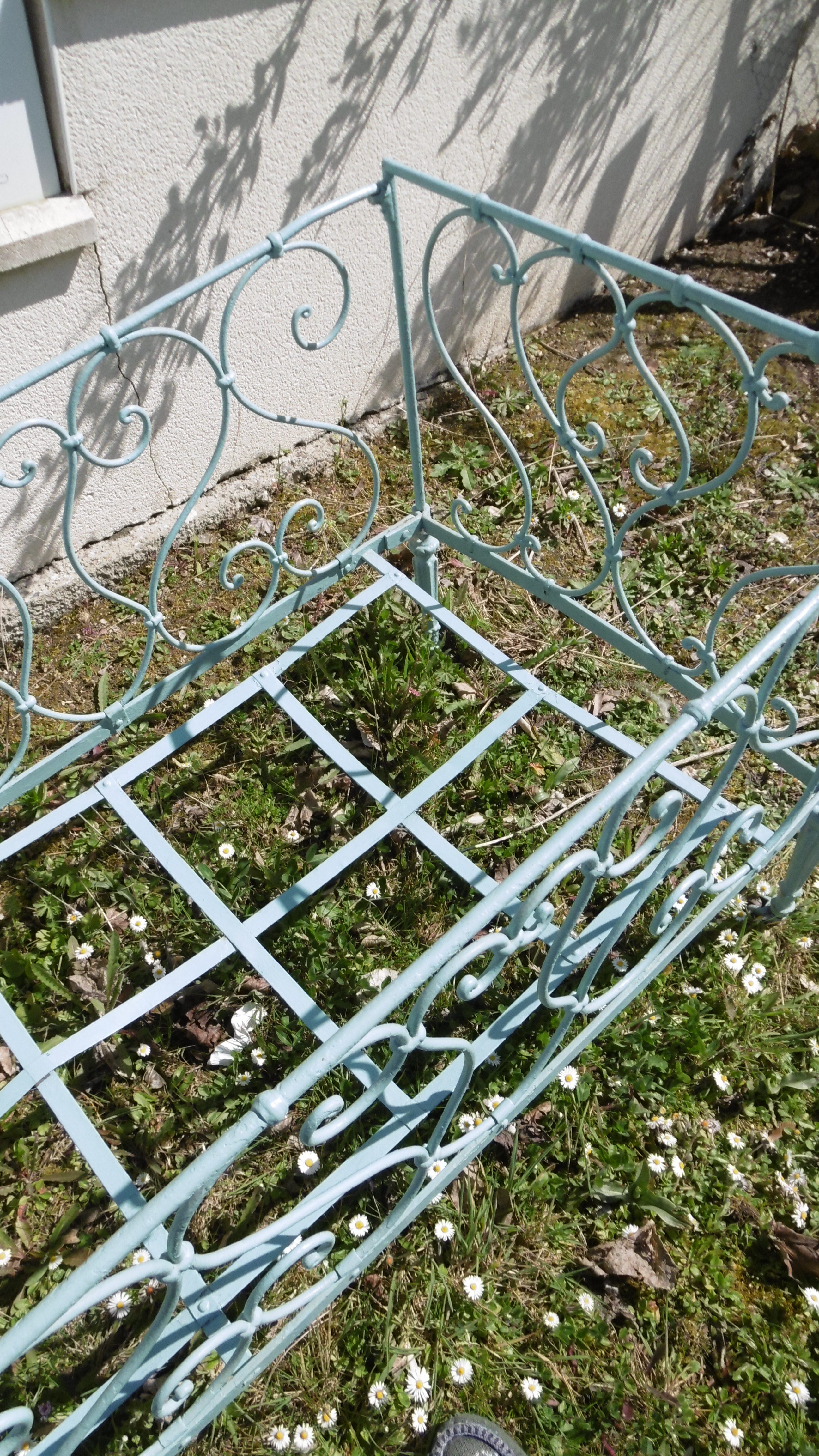 Wrought iron bed and his Swan-neck