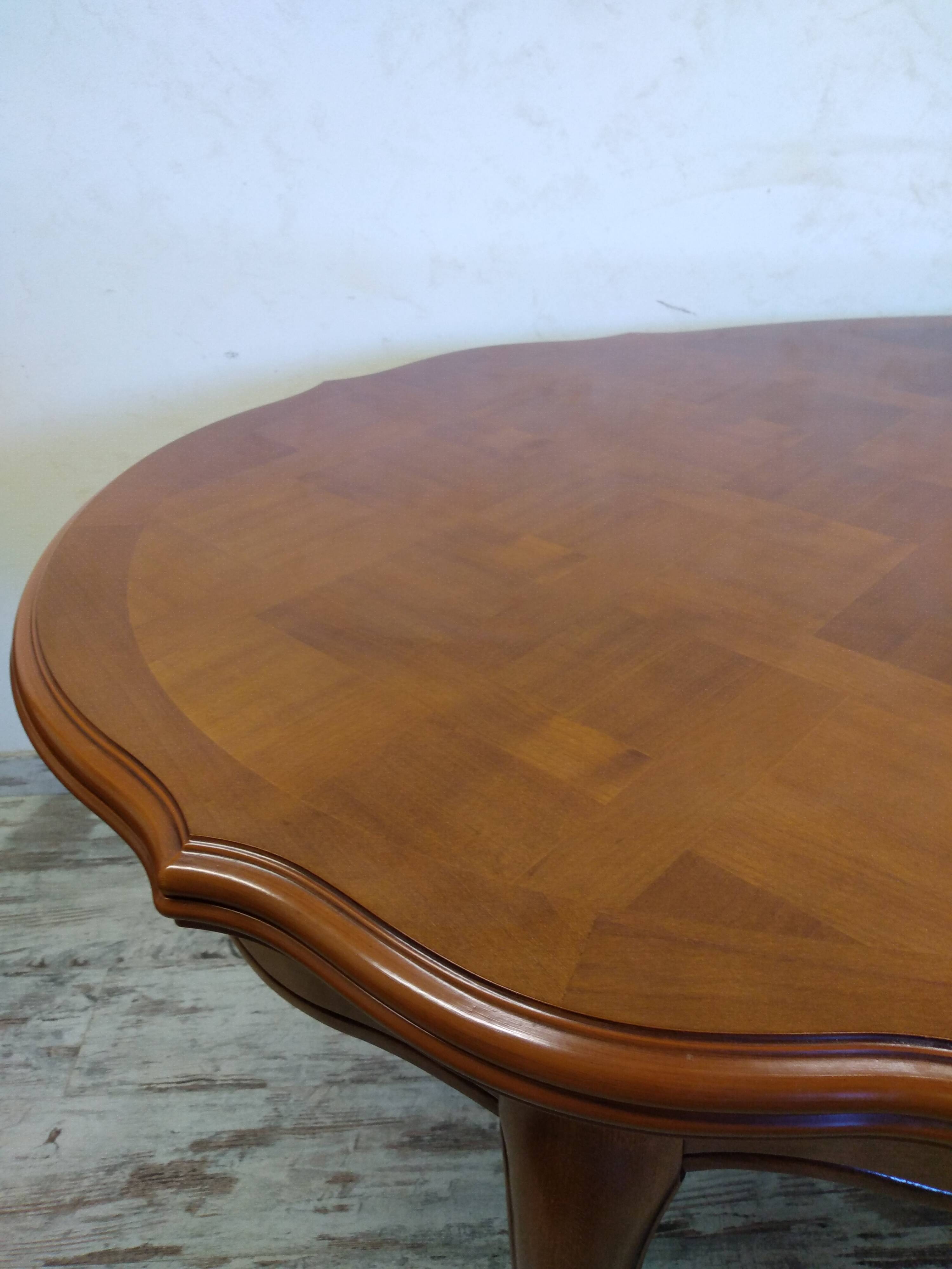 Regency style table with integrated extensions