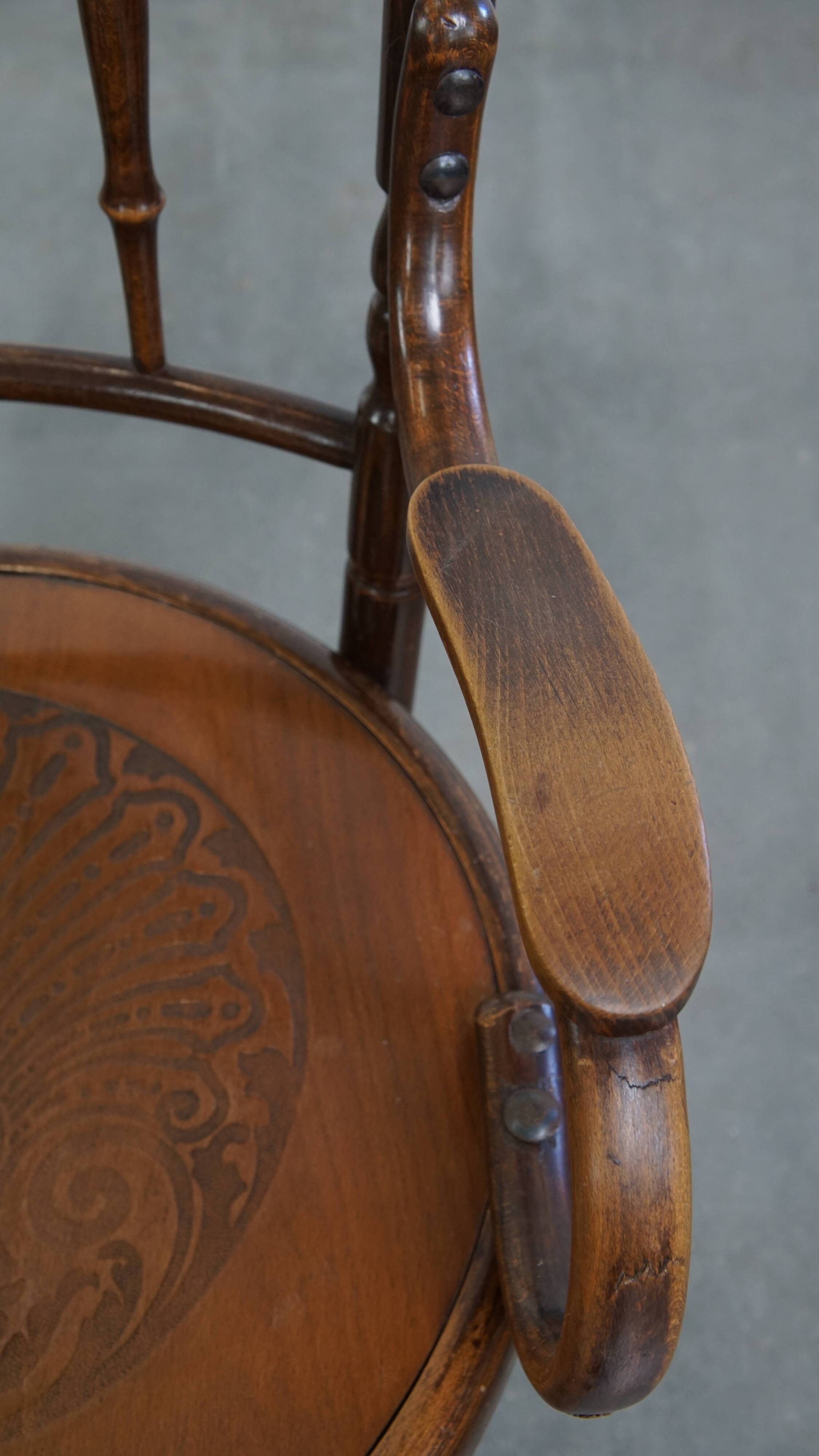 Chaise bistrot ancienne en bois avec accoudoirs