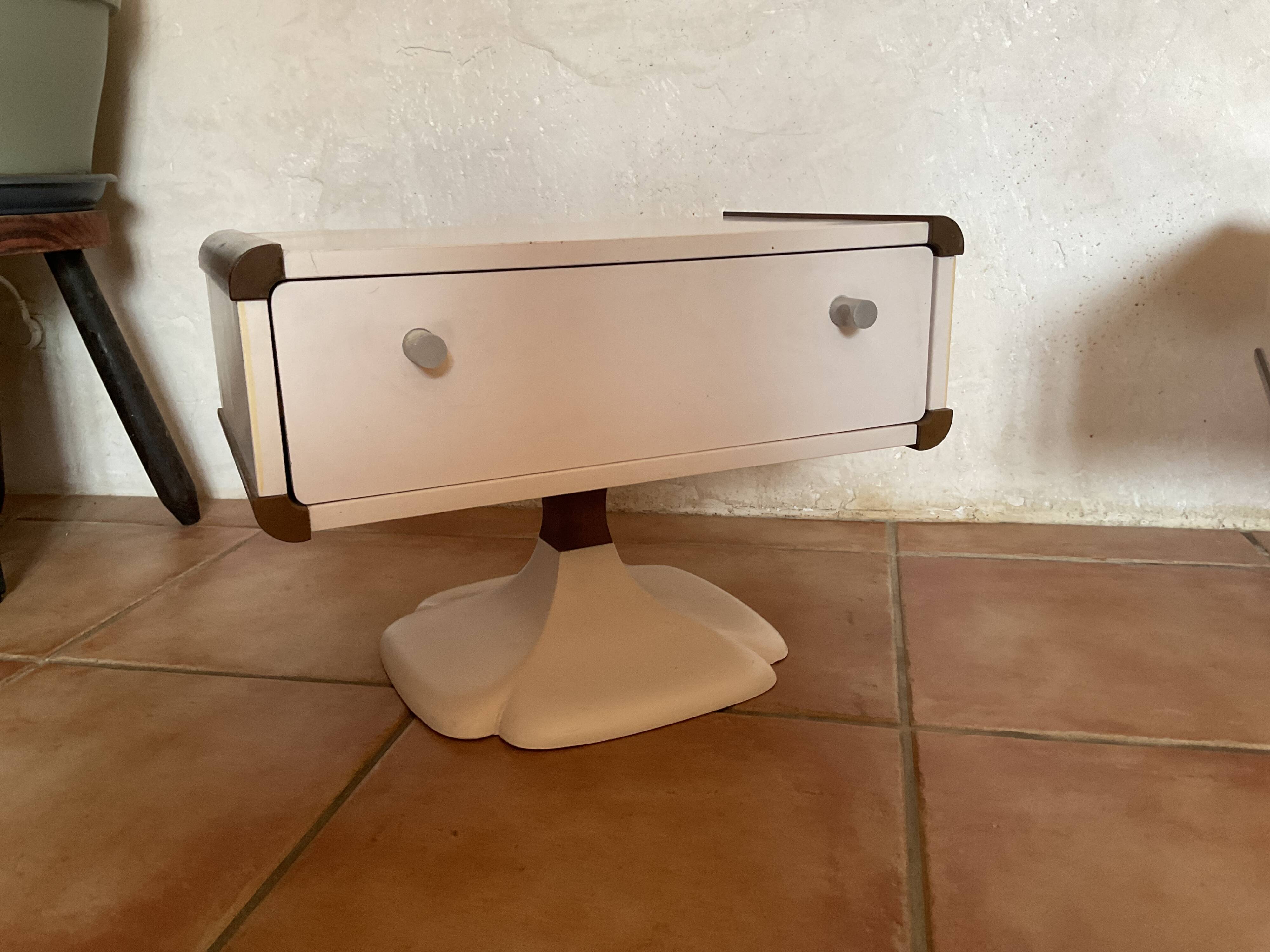 Pair of designer bedside tables – Gauthier, tulip base (clover)