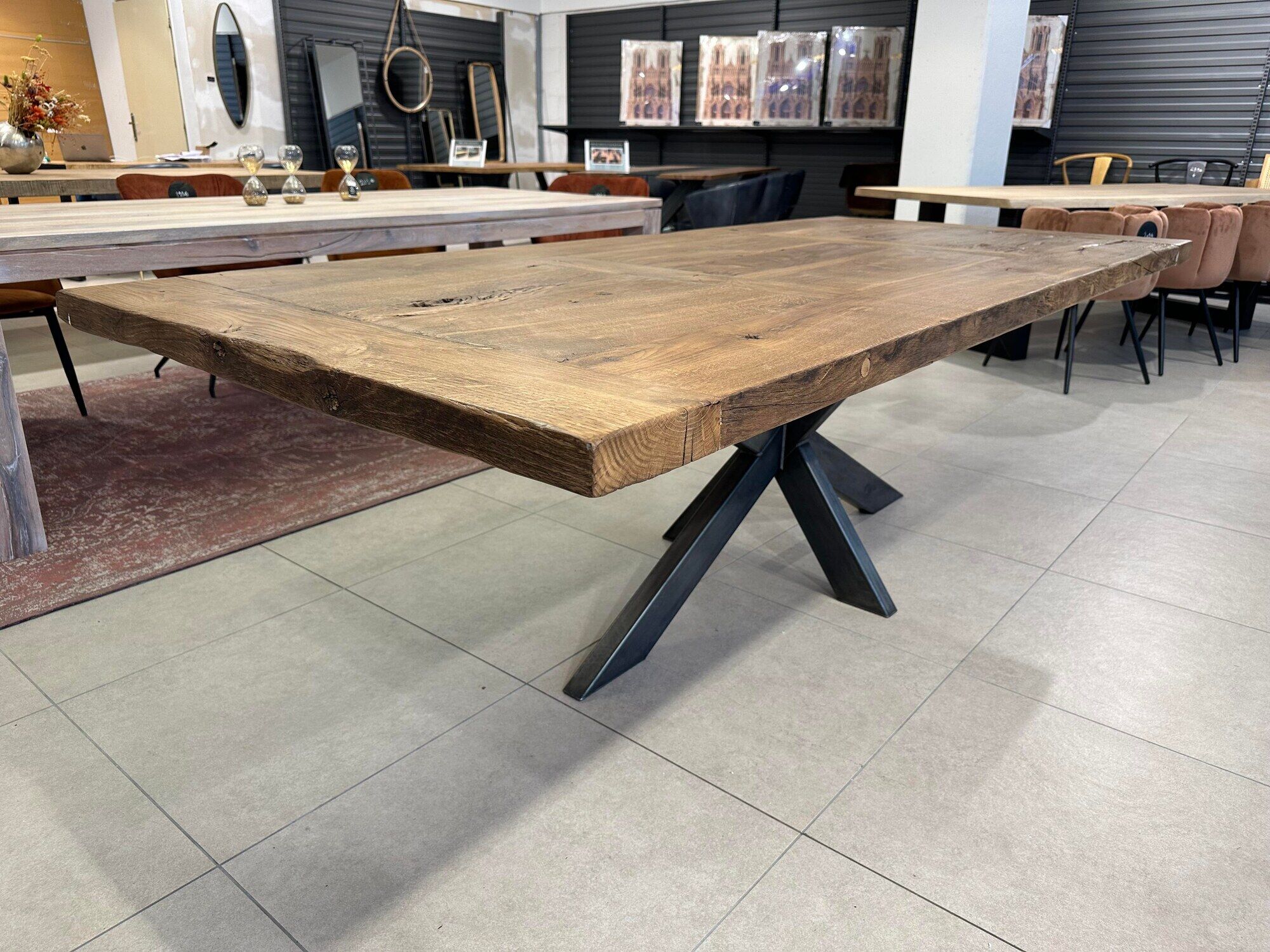 Table solid centenary firm top with matt black metal foot