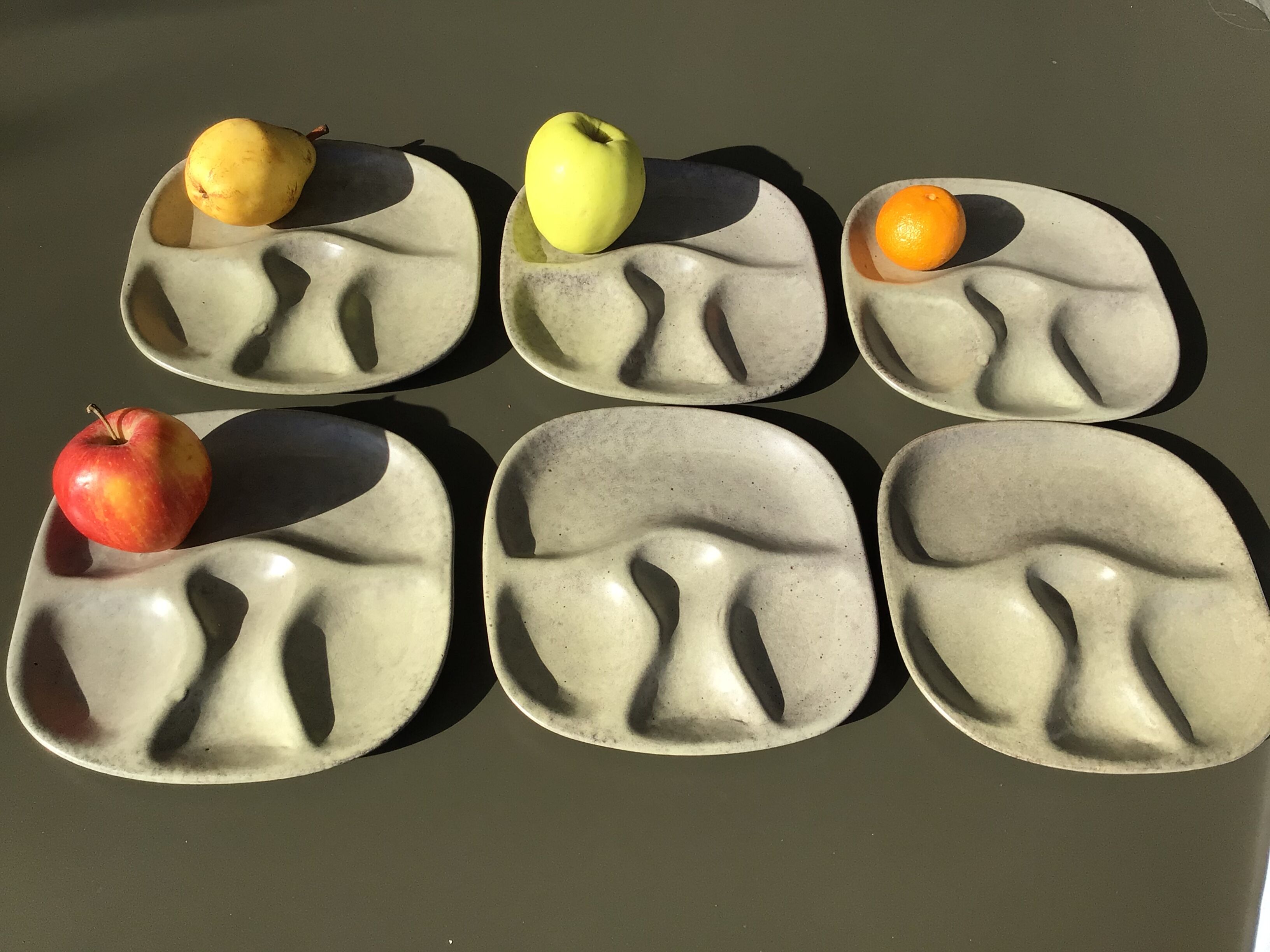 6 green beige compartmentalized plates