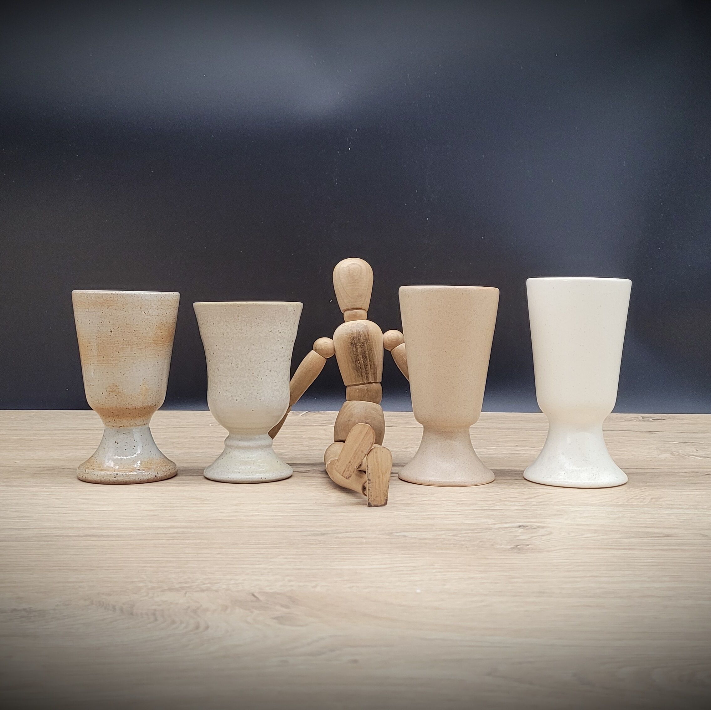 Set 4 mismatched beige cups