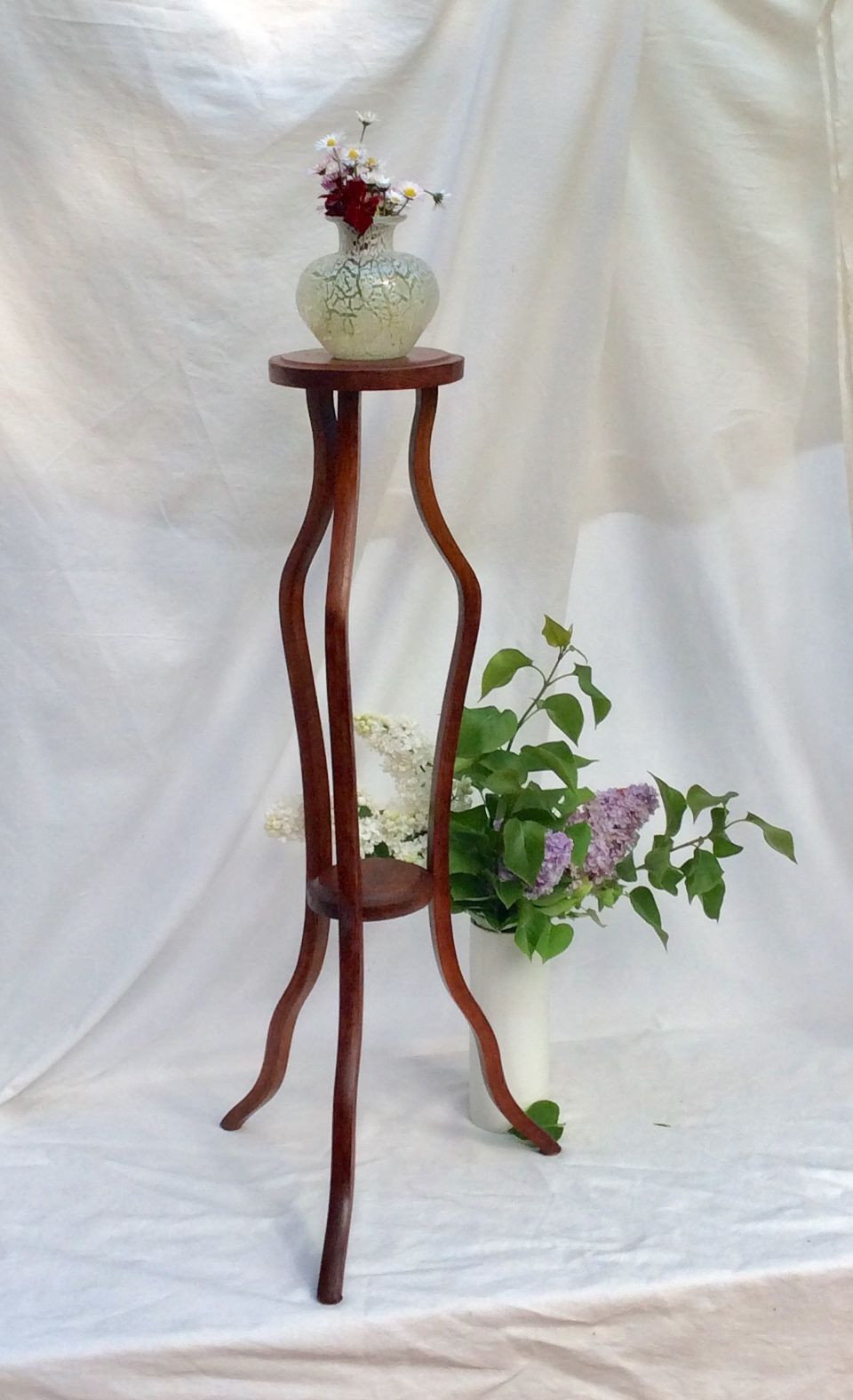 Round tripod wooden table with double size tray