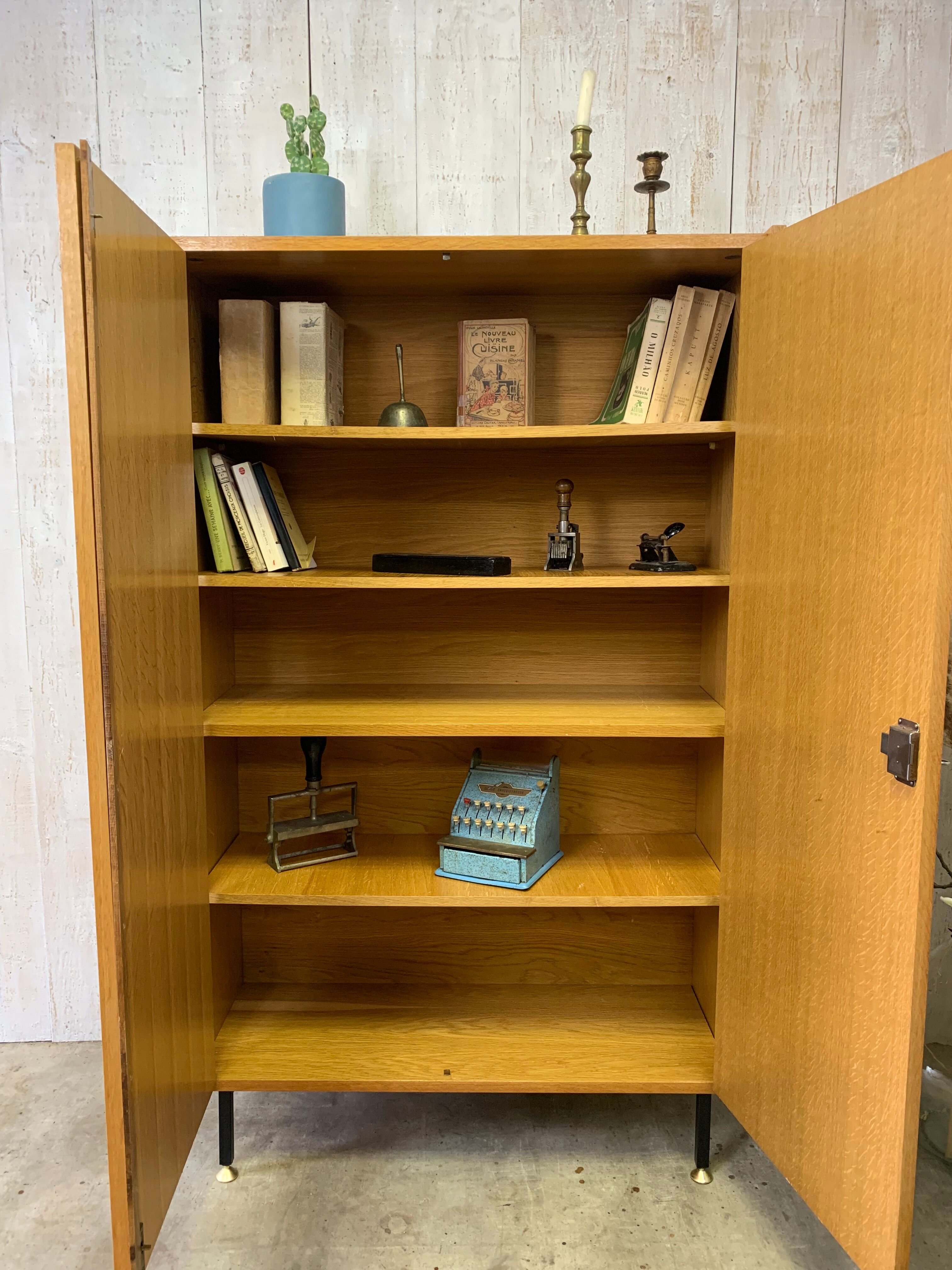 Armoire moderniste