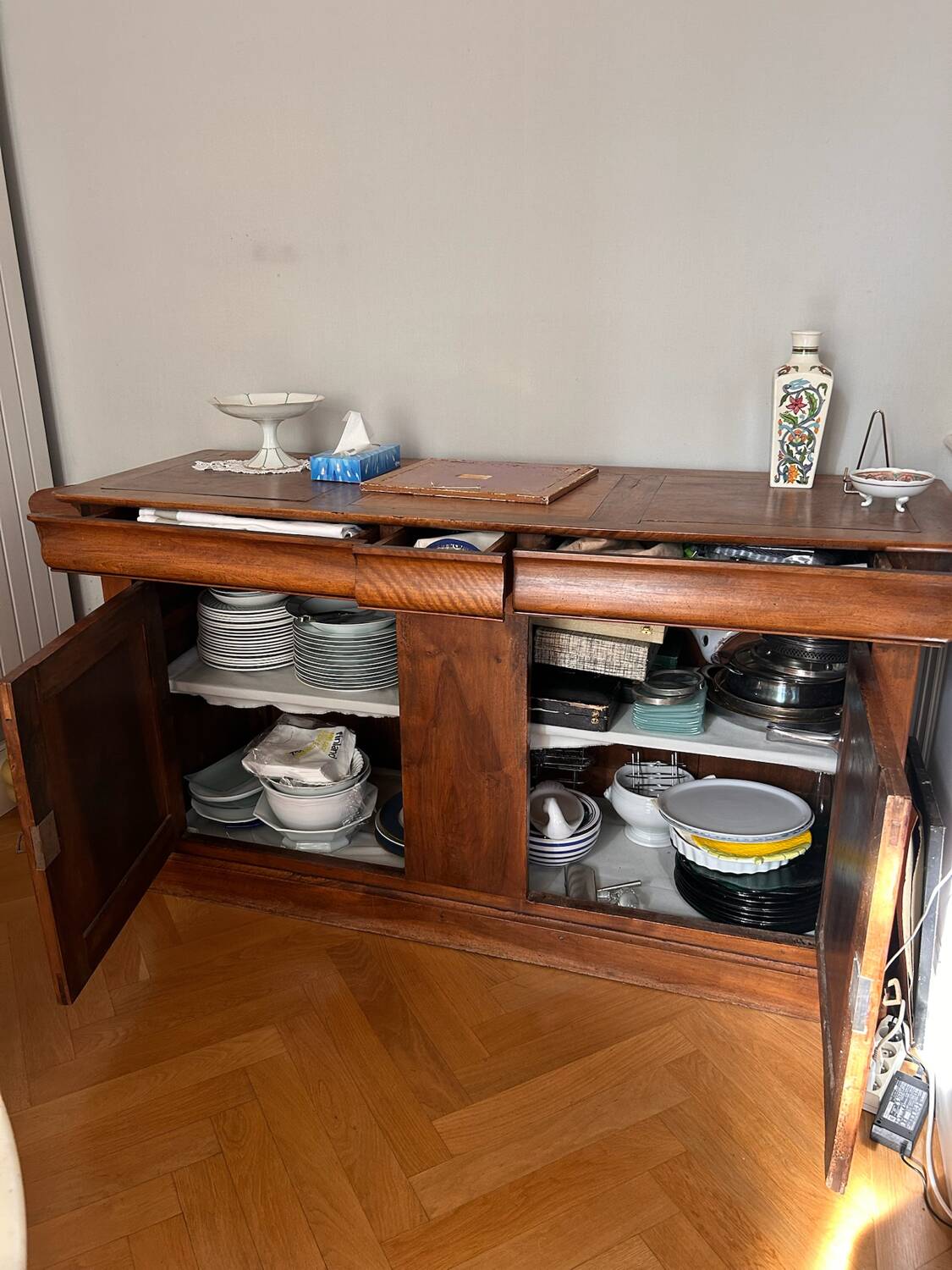 Classic style wooden sideboard