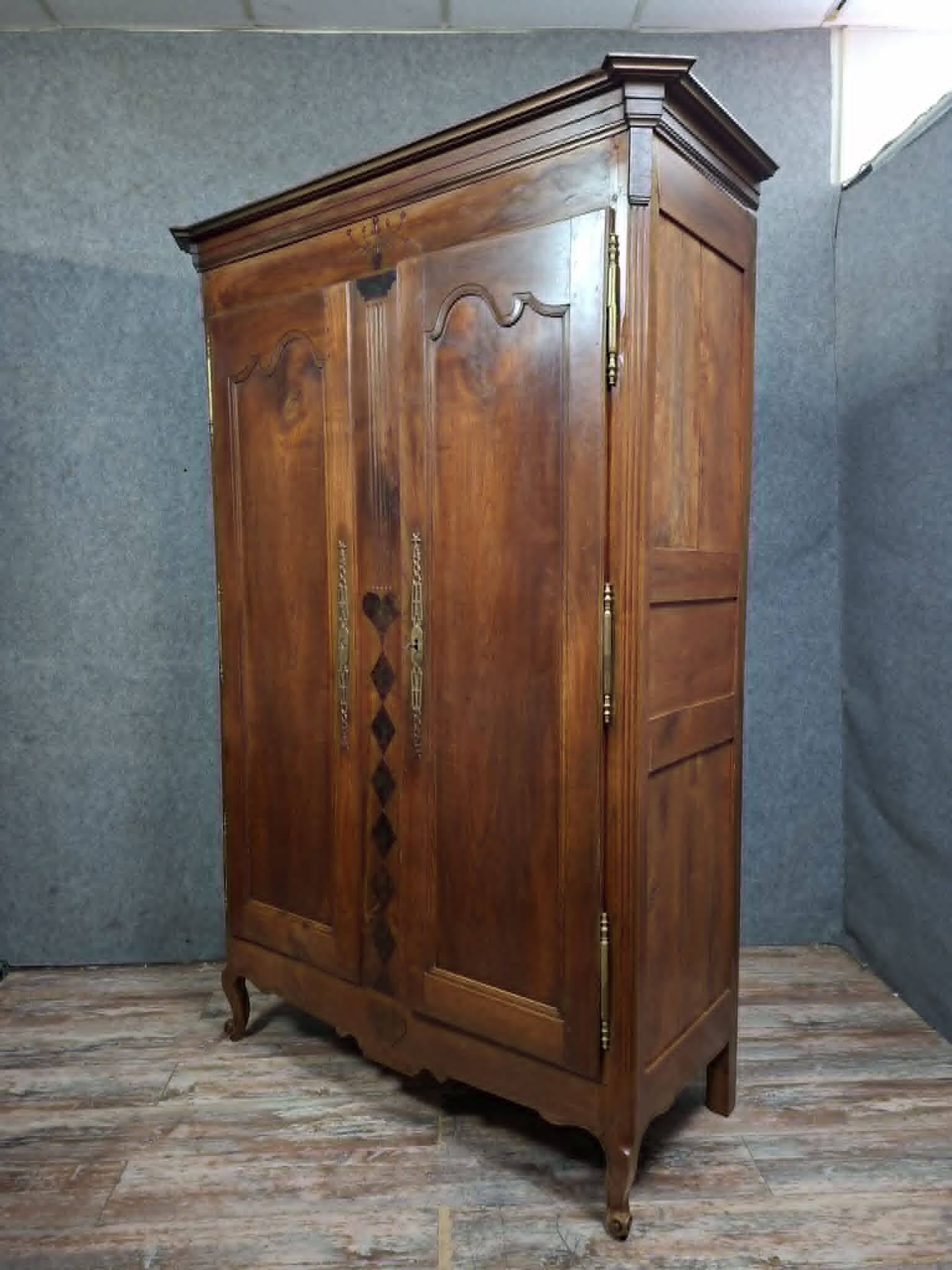 Armoire régionale époque Louis XV en noyer massif.